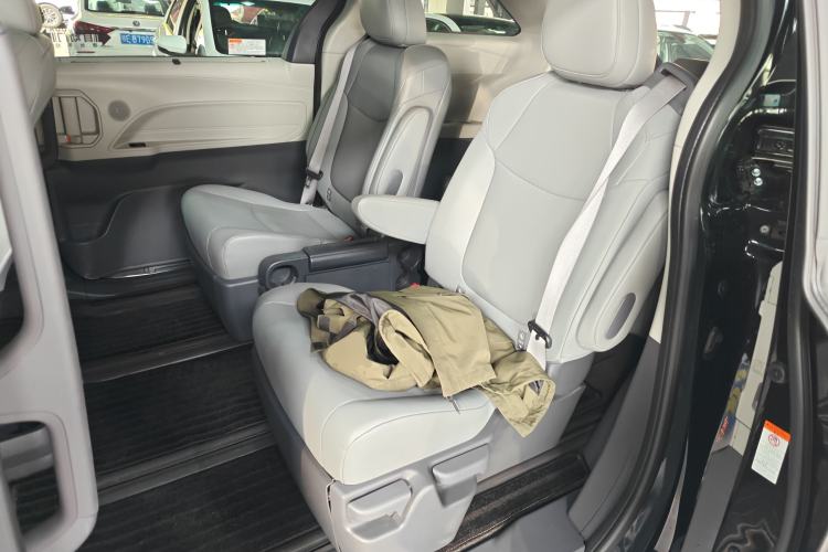 Used Toyota Granvia 2024 2.5L Hybrid Comfort Edition
