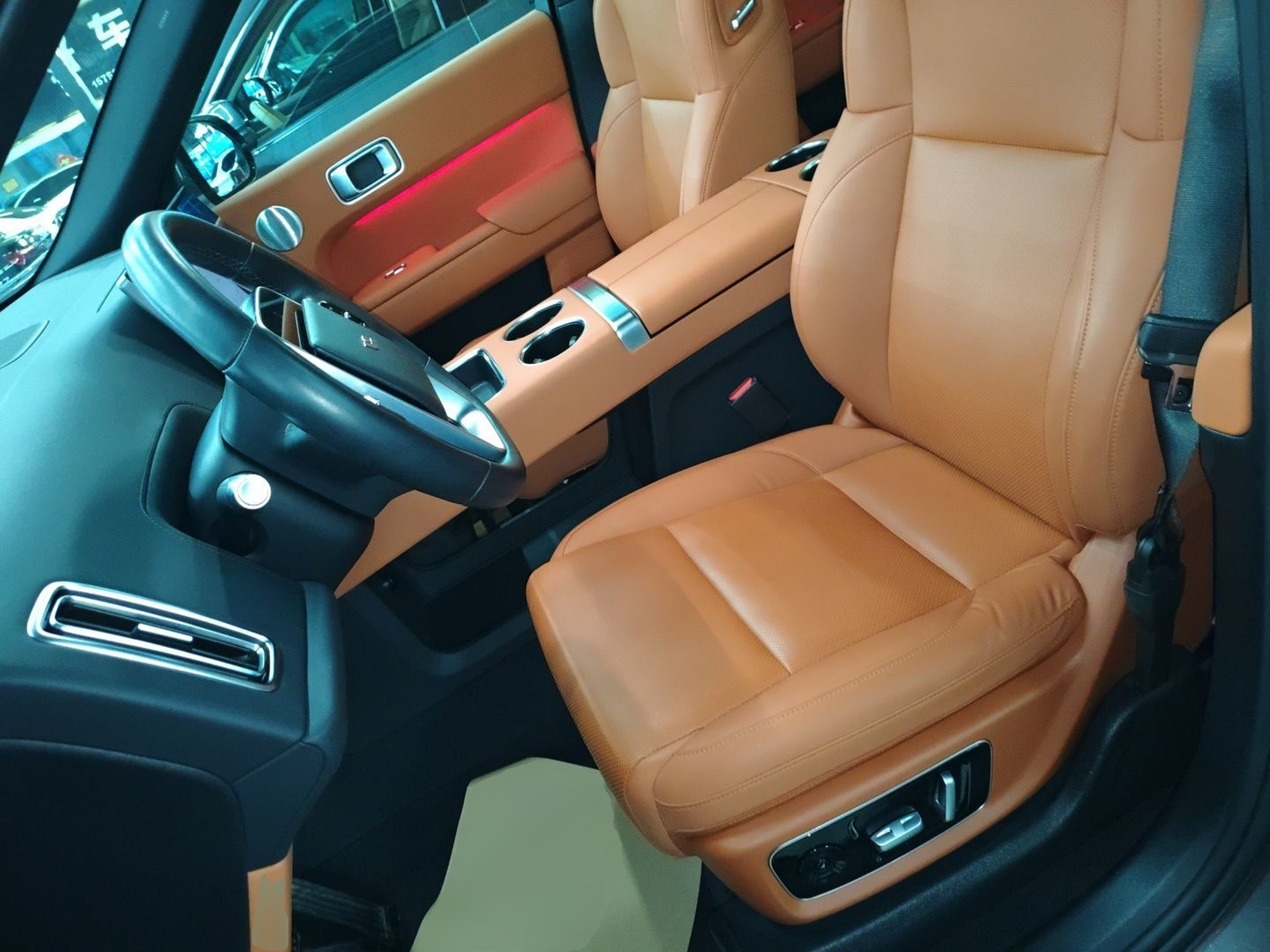 المقاعد الأمامية داخل السيارة