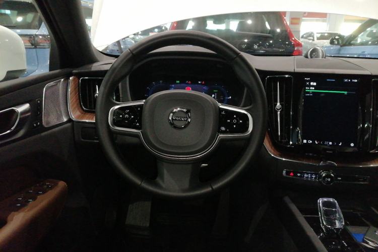 Used Volvo XC60 New Energy 2025 Plug-in Hybrid Long-Range All-Wheel Drive Smart Luxury Edition
