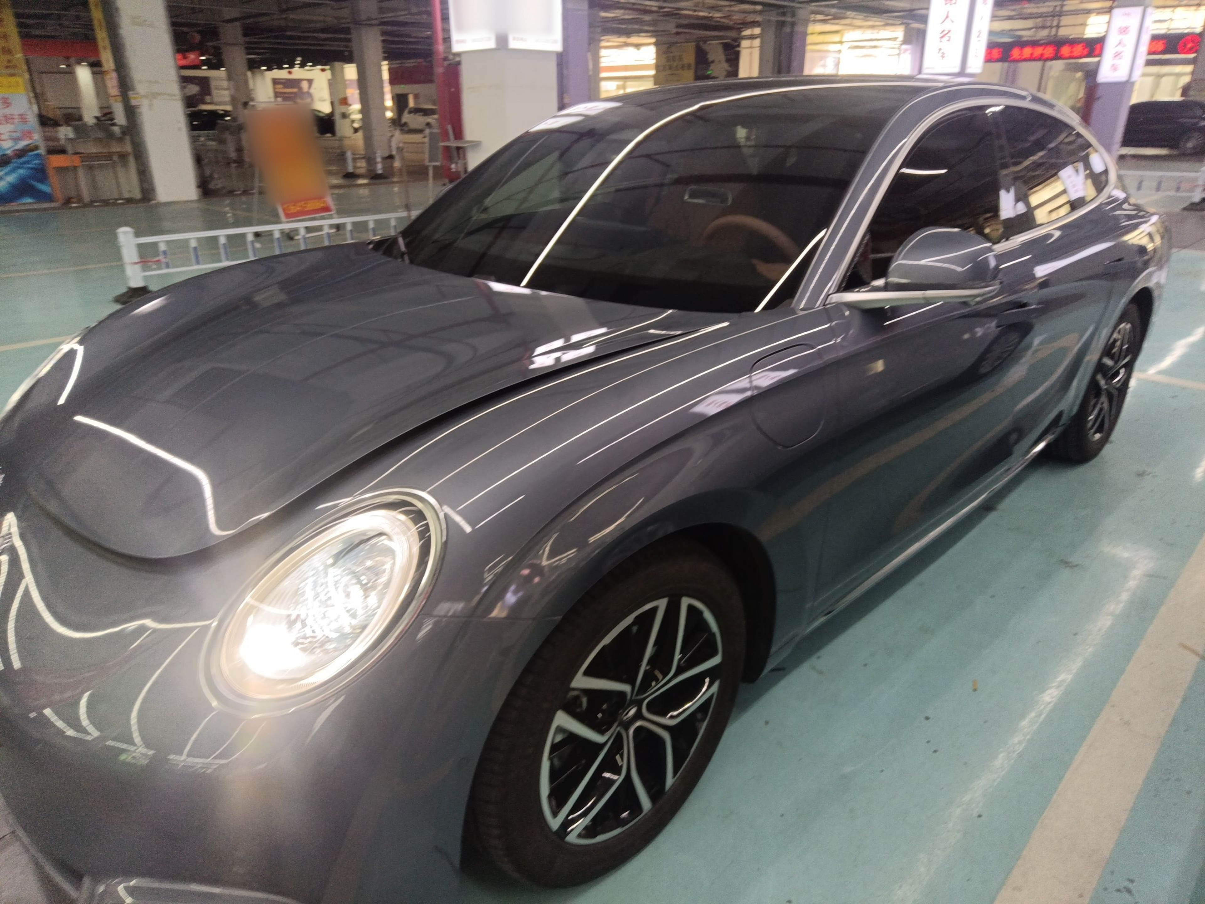 تحت مقدمة السيارة