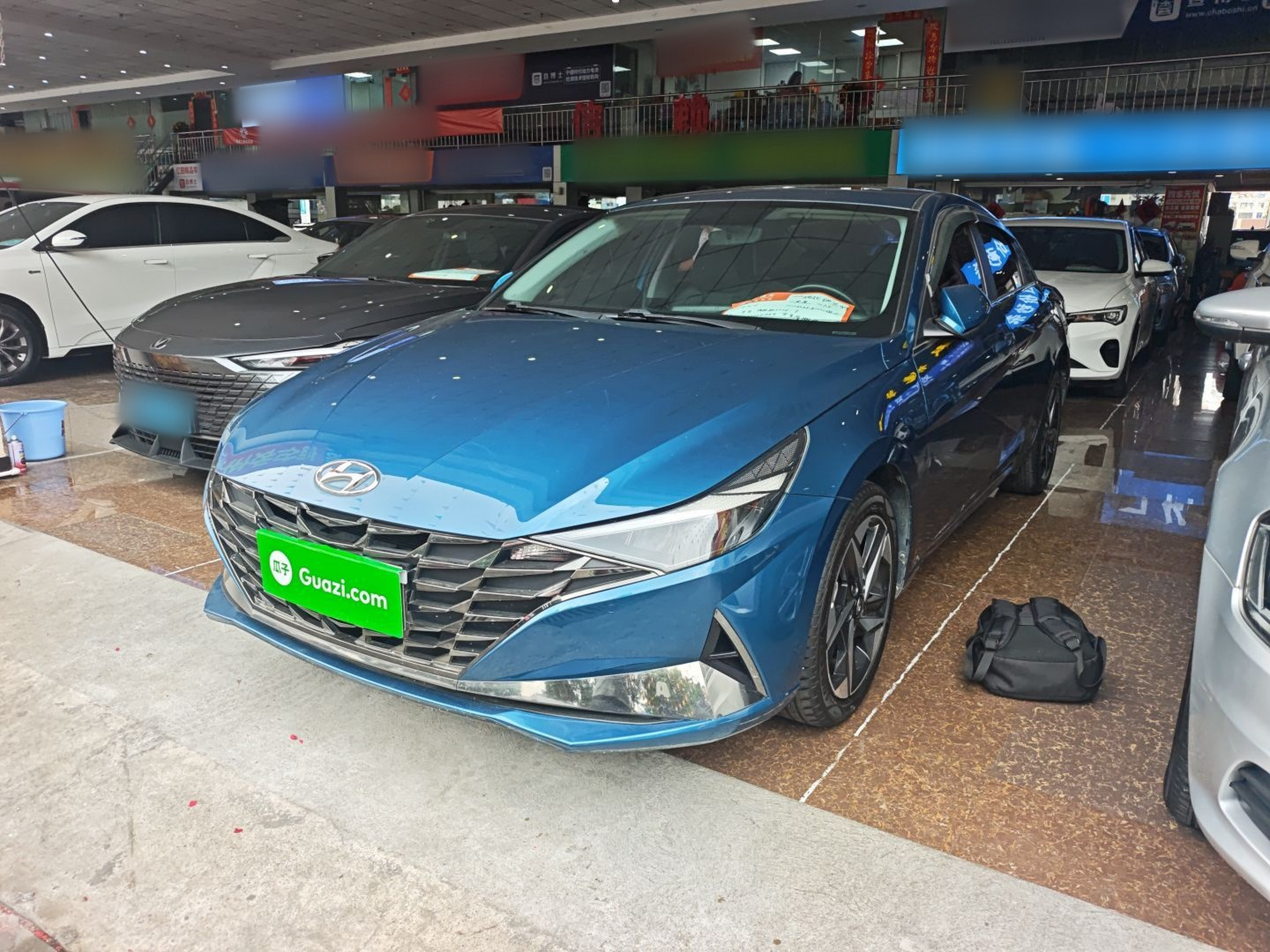 تحت مقدمة السيارة