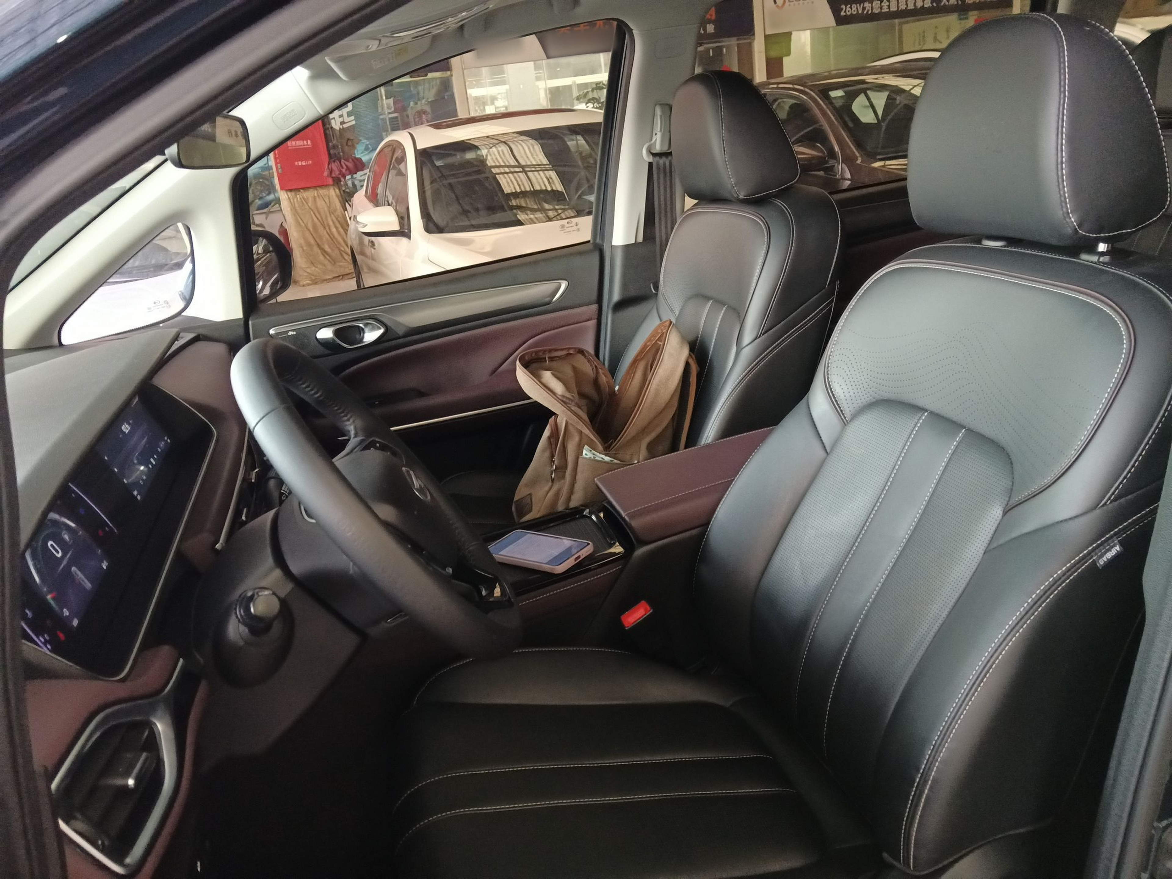 Переднее сиденье в автомобиле