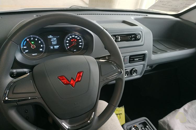 Used Wuling Yangguang 2024 300KM Comfort Version Passenger Van 75kW