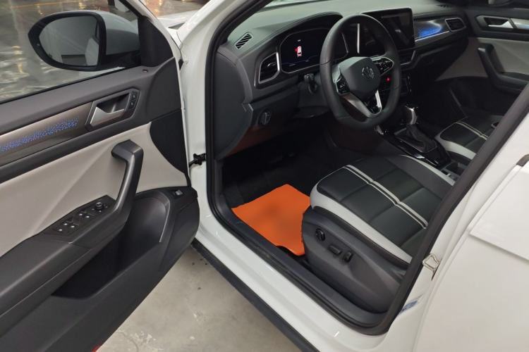 Used Volkswagen T-ROC 2025 Facelift Model 2 300TSI DSG Two-Wheel Drive Chenguang Edition
