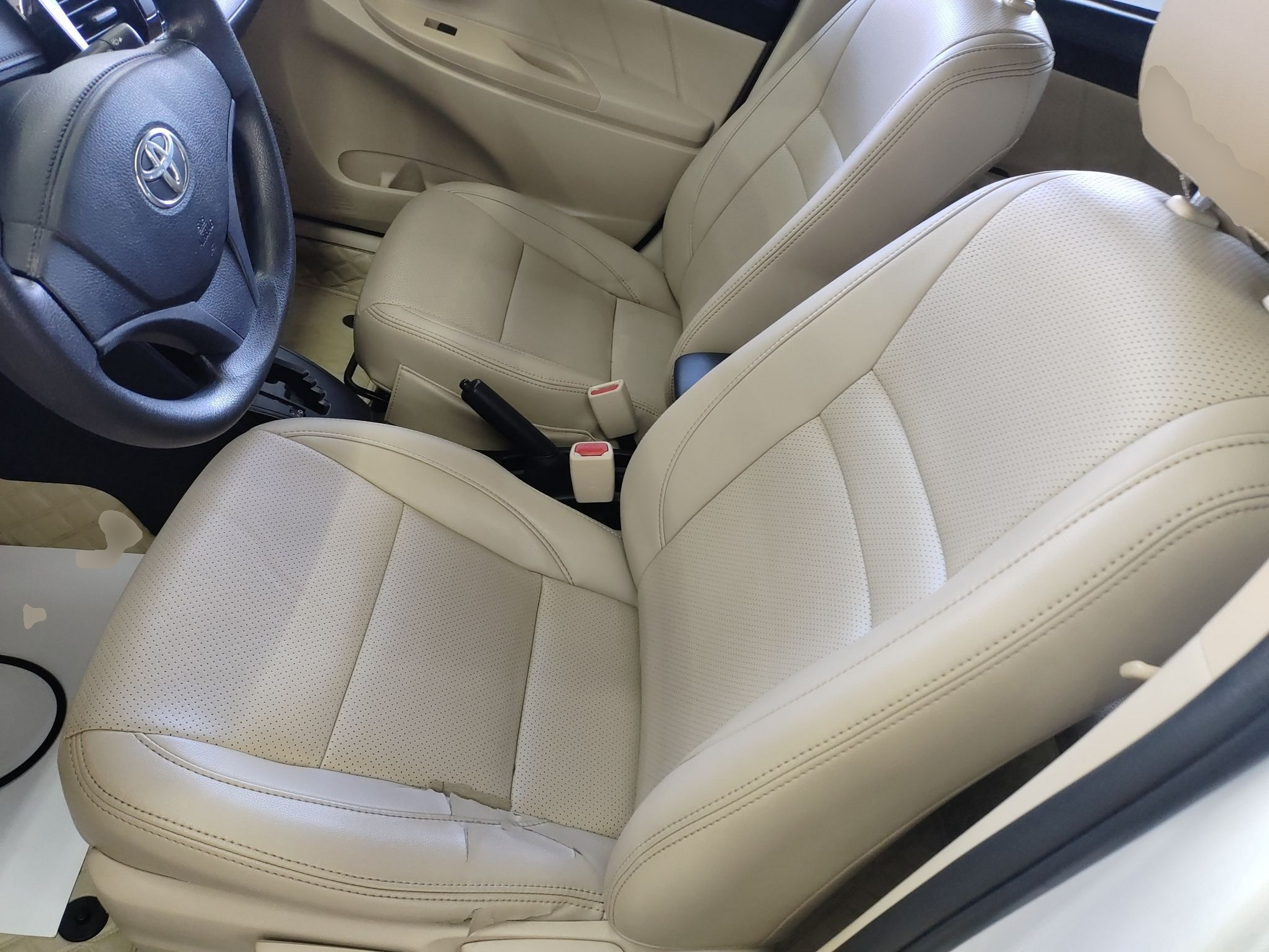 المقاعد الأمامية داخل السيارة