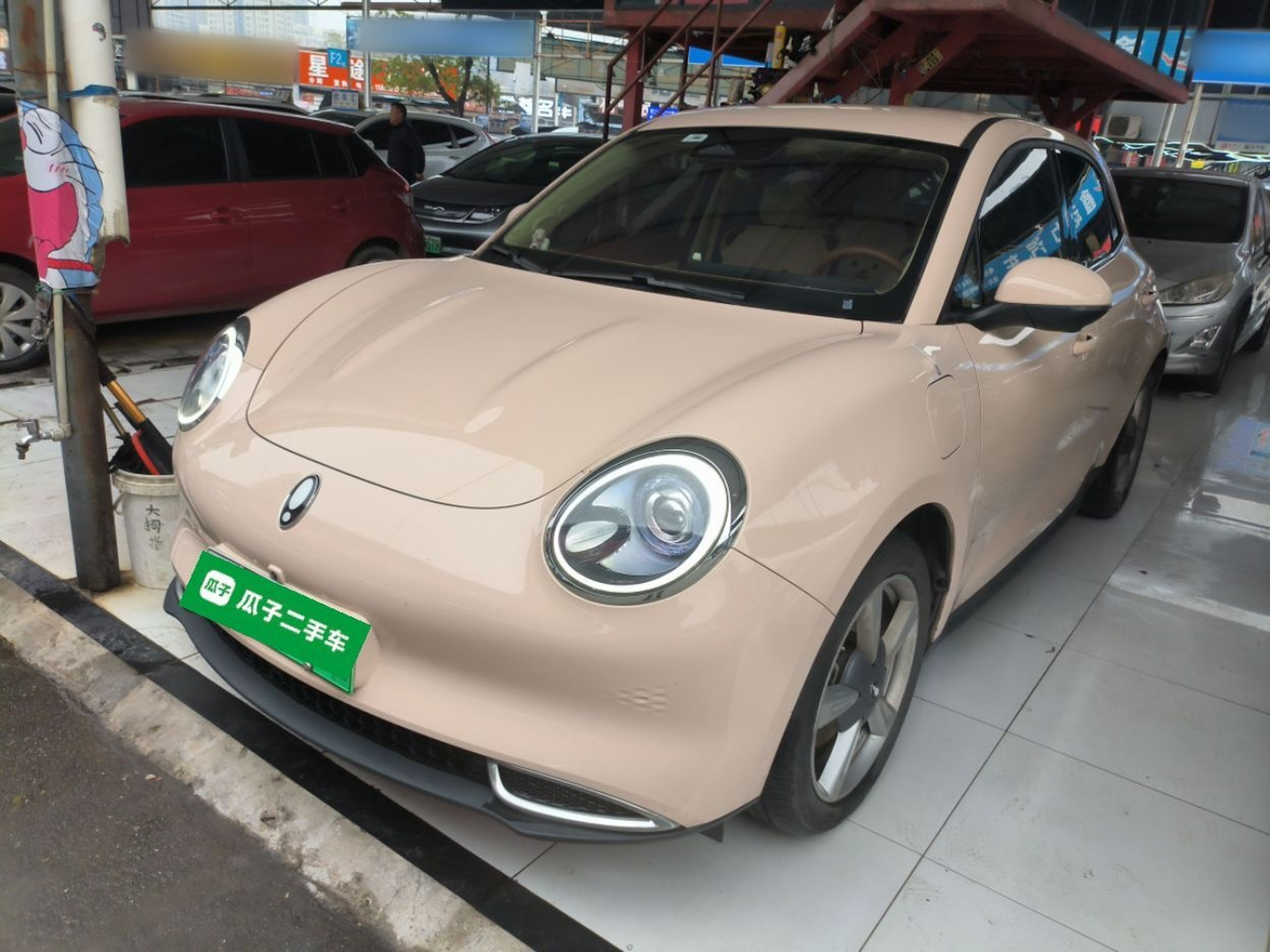 تحت مقدمة السيارة