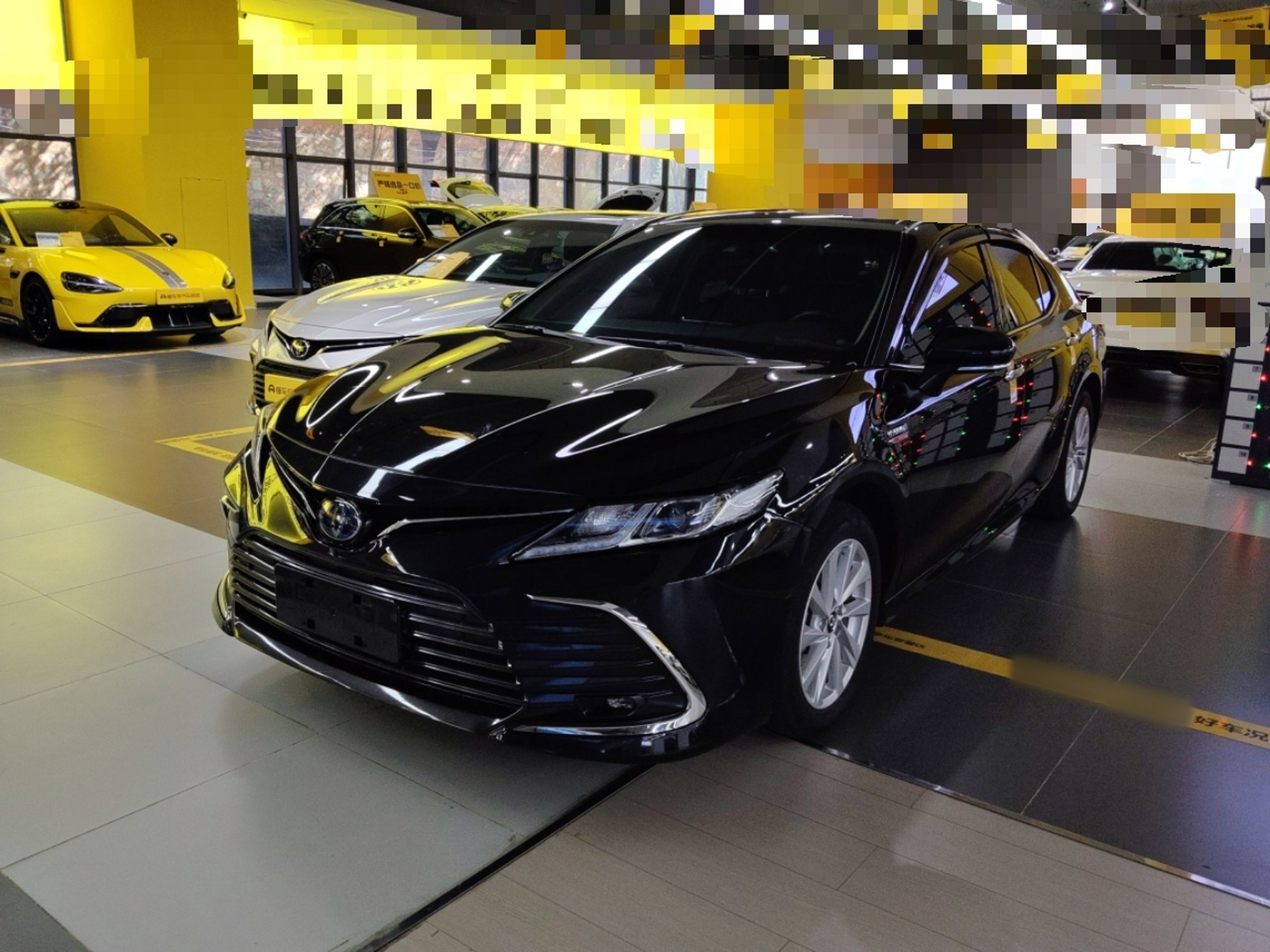 تحت مقدمة السيارة