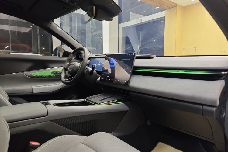 Used Lynk & Co 08 EM-P 2023 120km Long-Range Halo