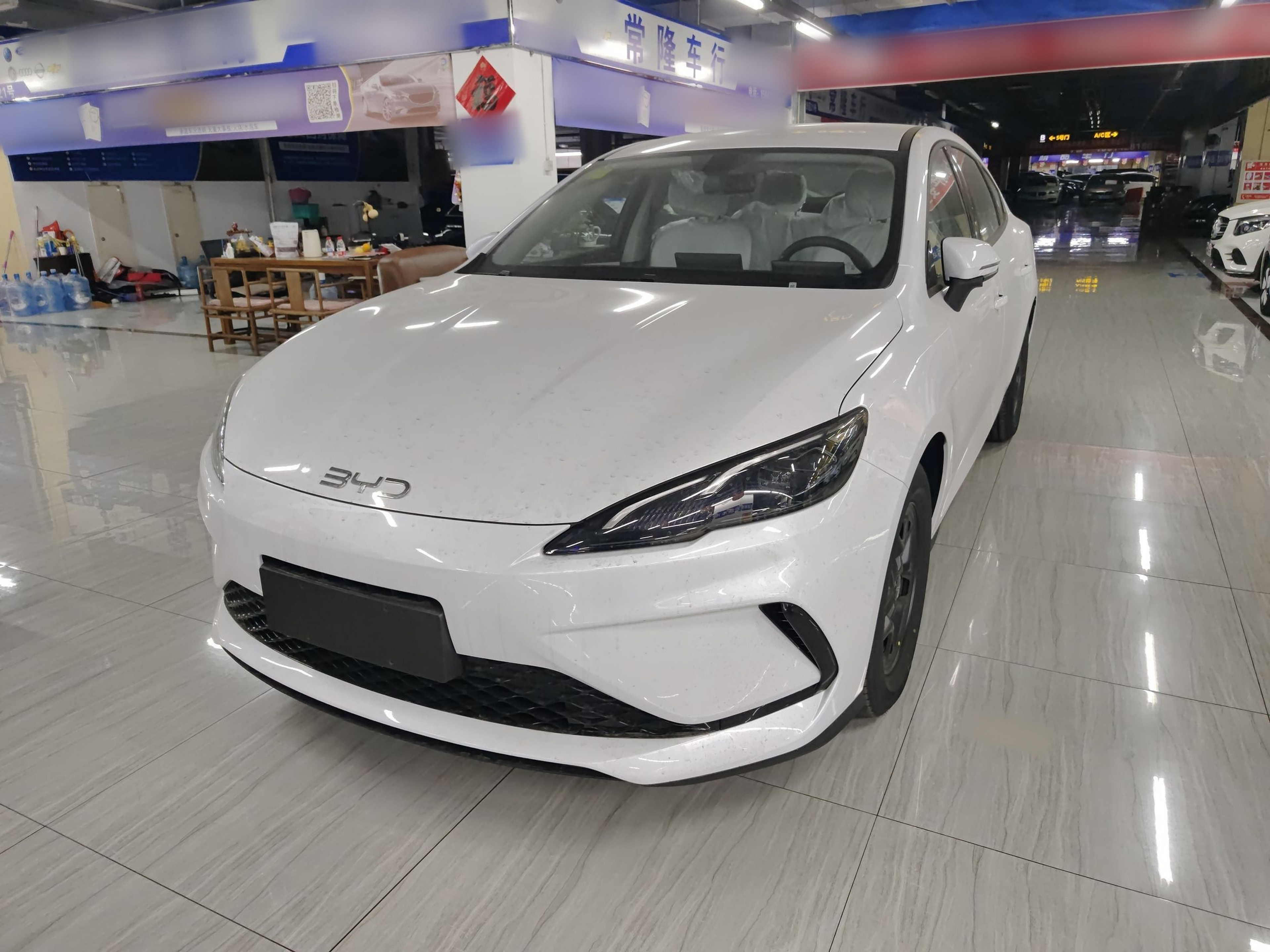 تحت مقدمة السيارة