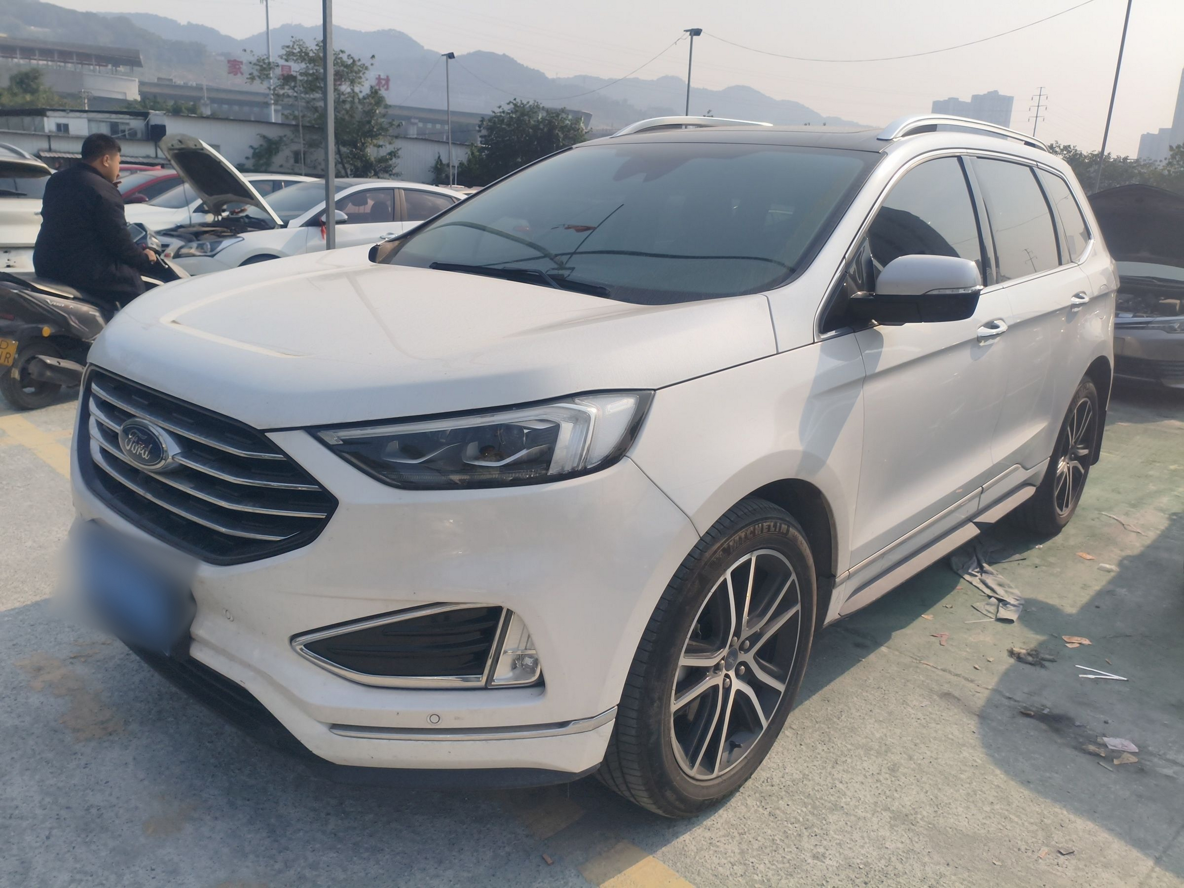 تحت مقدمة السيارة