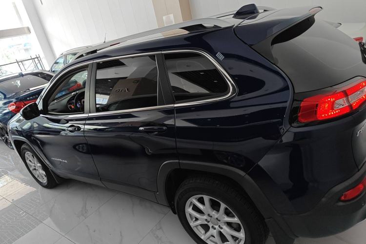 Used  Cherokee 2017 2.4L Leading Smart Edition
