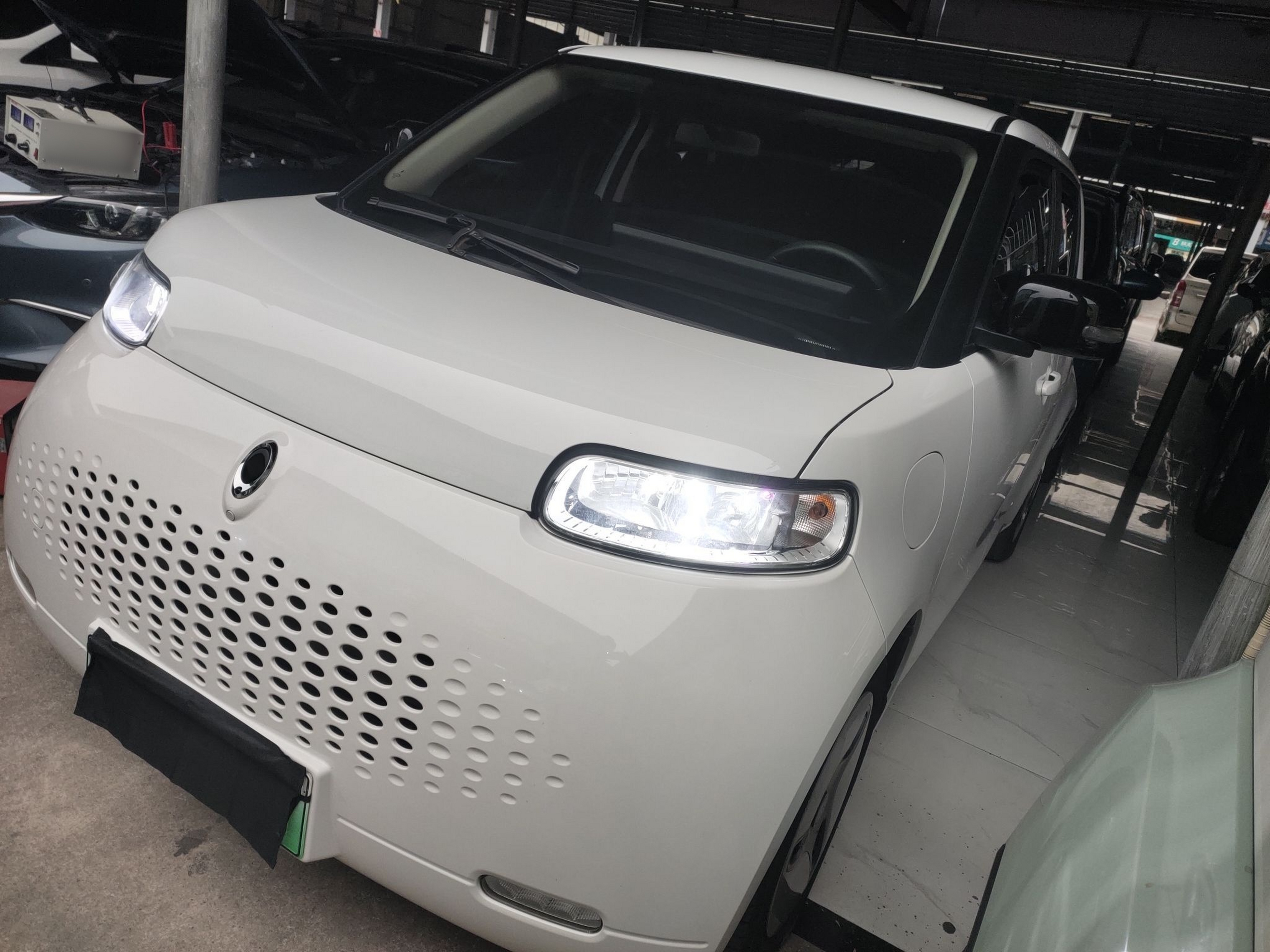 Под передней частью автомобиля