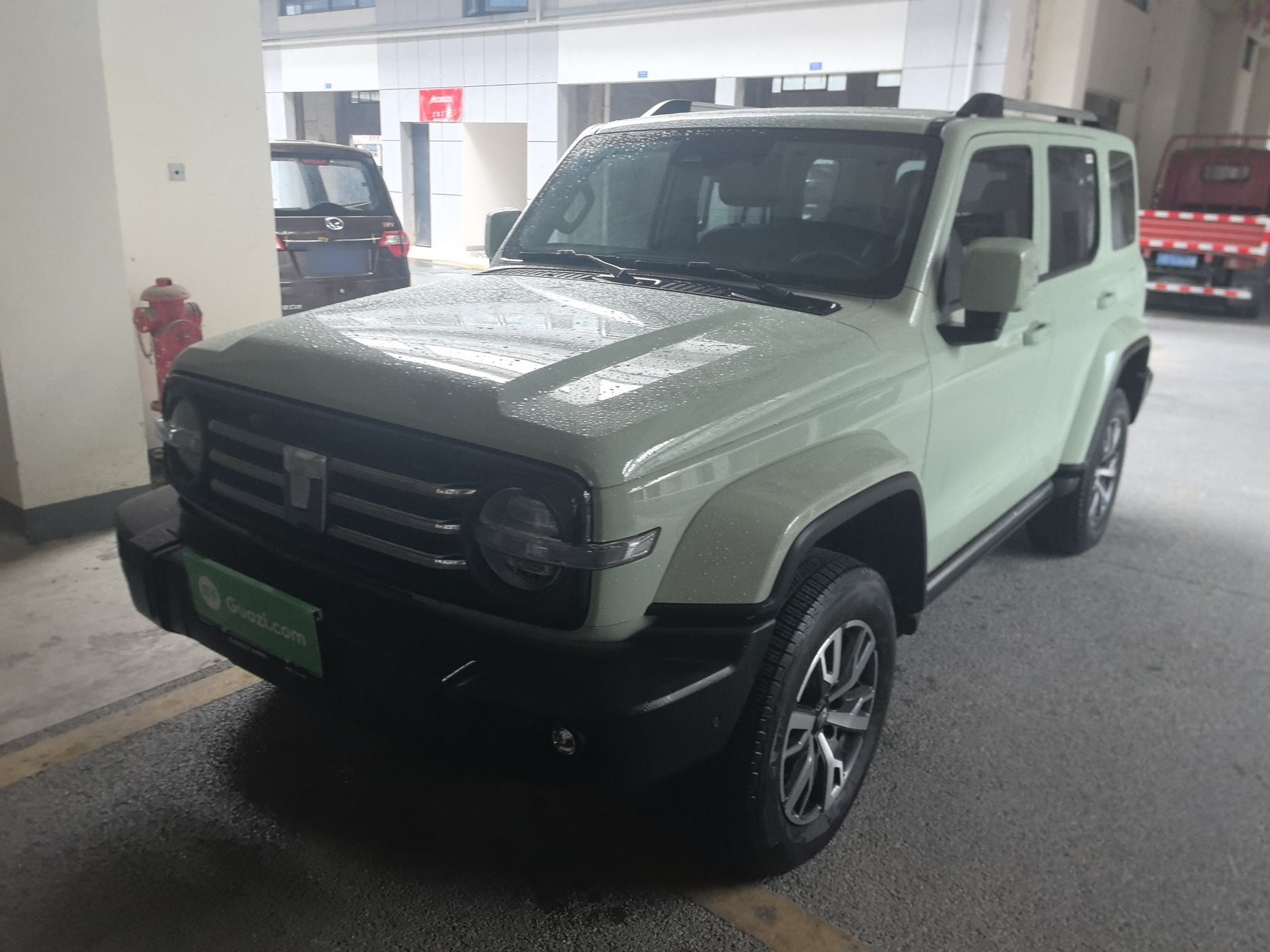 تحت مقدمة السيارة