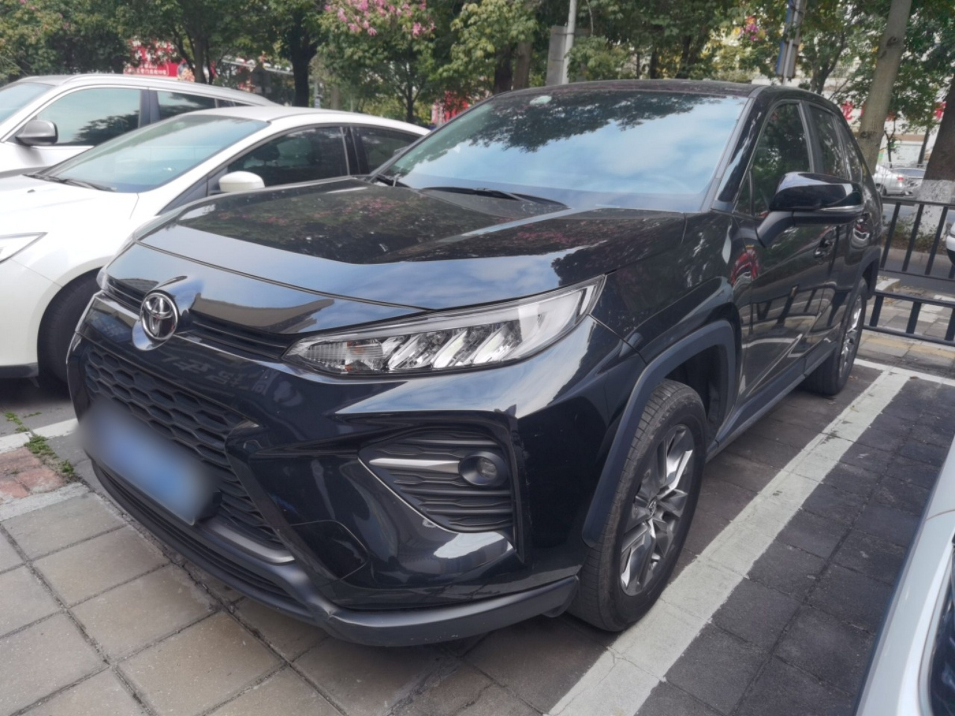 Под передней частью автомобиля