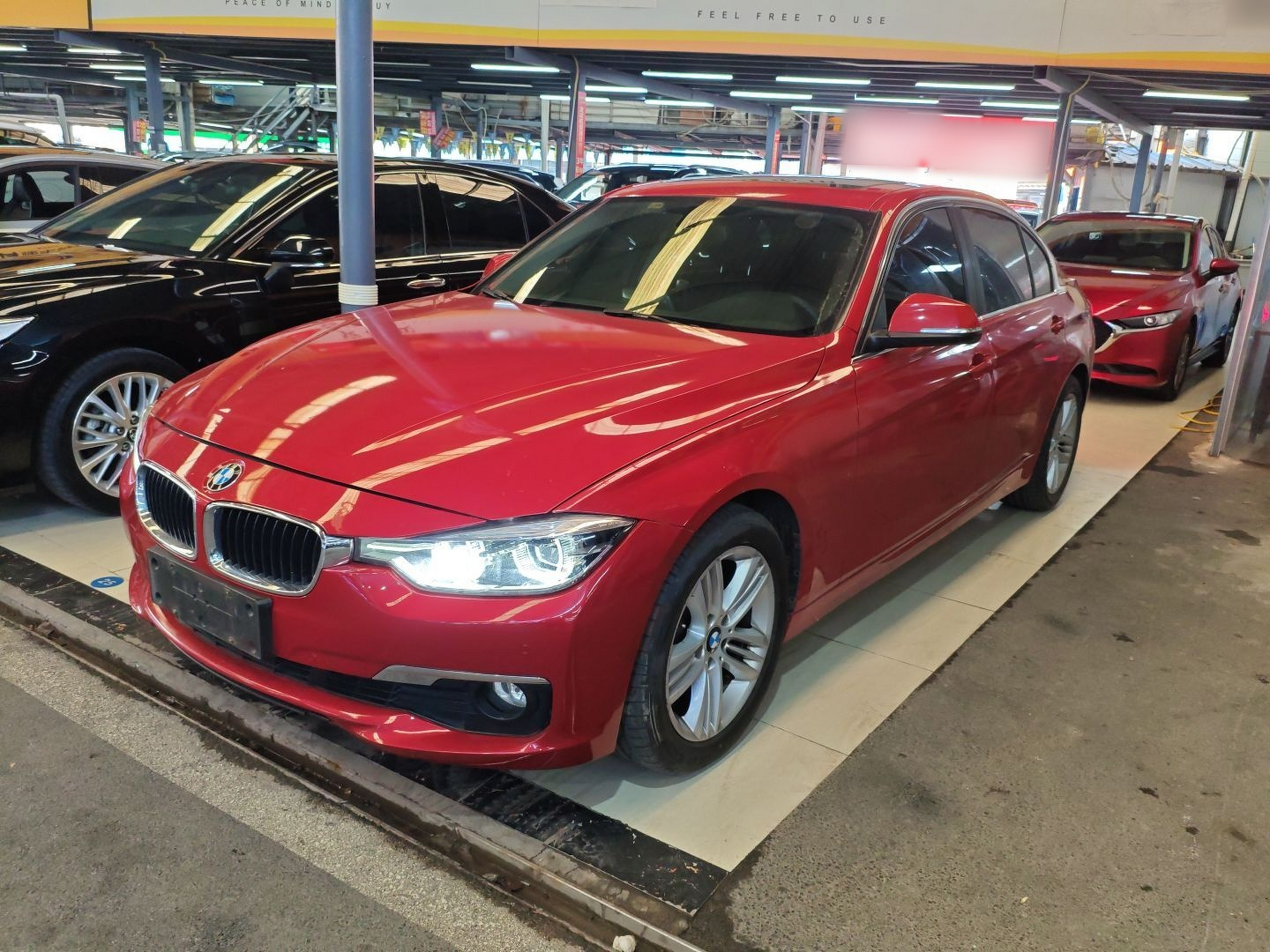 تحت مقدمة السيارة