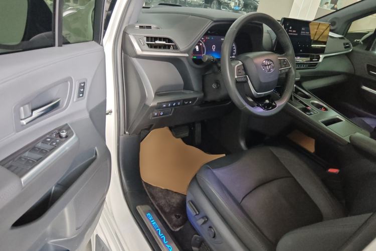 Used Toyota Sienna 2021 2.5L Hybrid Platinum Edition
