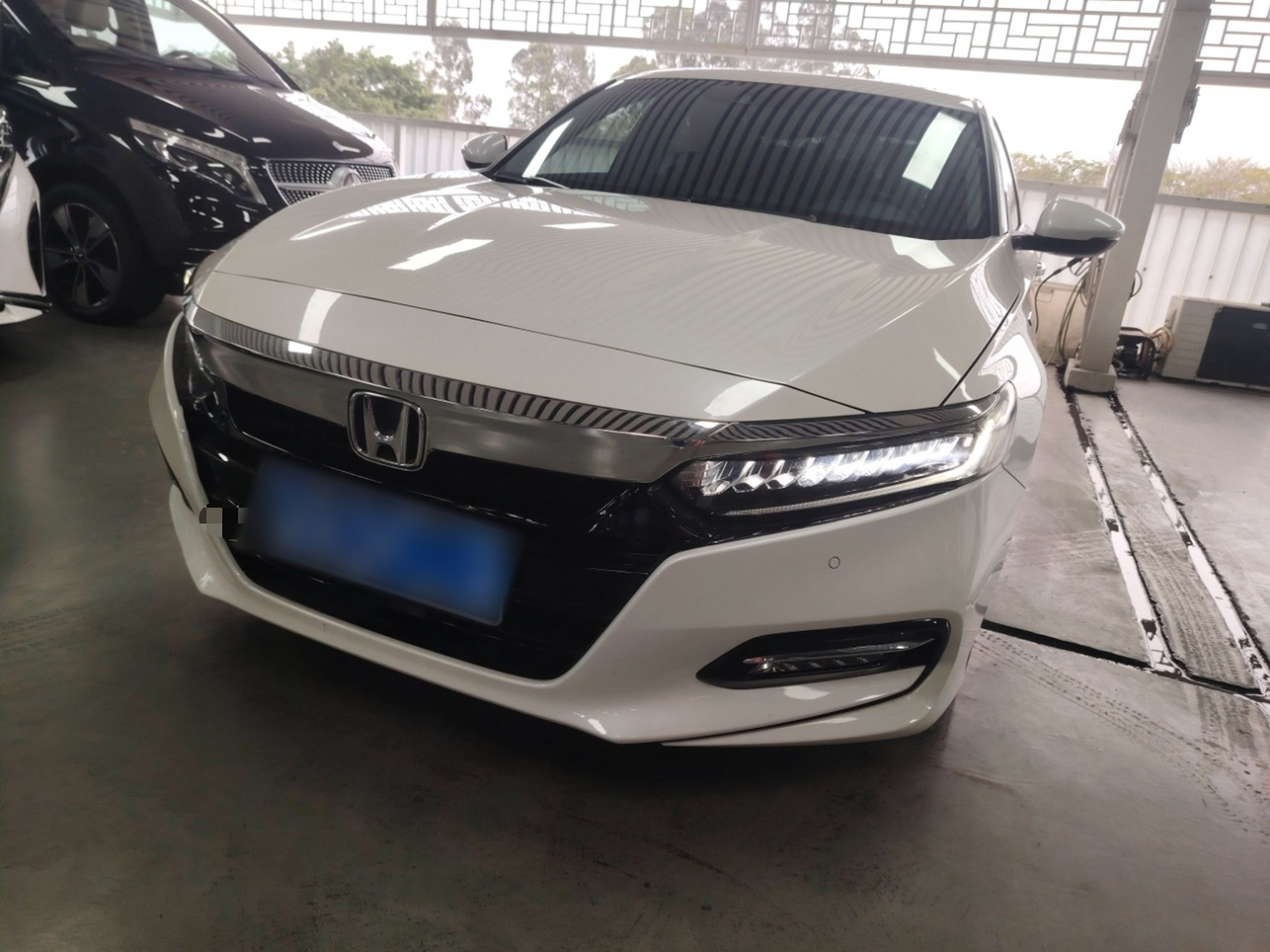 تحت مقدمة السيارة