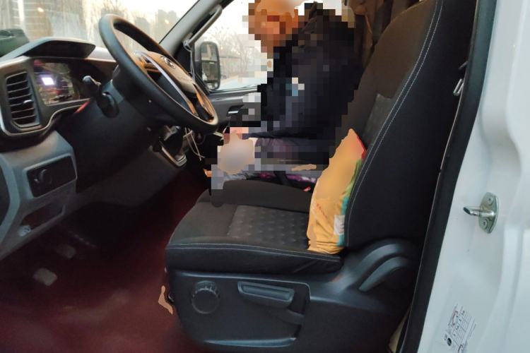 Used SAIC MAXUS Xintu V80 2024 Aotong Value Edition 6MT Long-Wheelbase Mid-Roof Model with 127 Ps Available in 6/7/8/9-Seater Configurations
