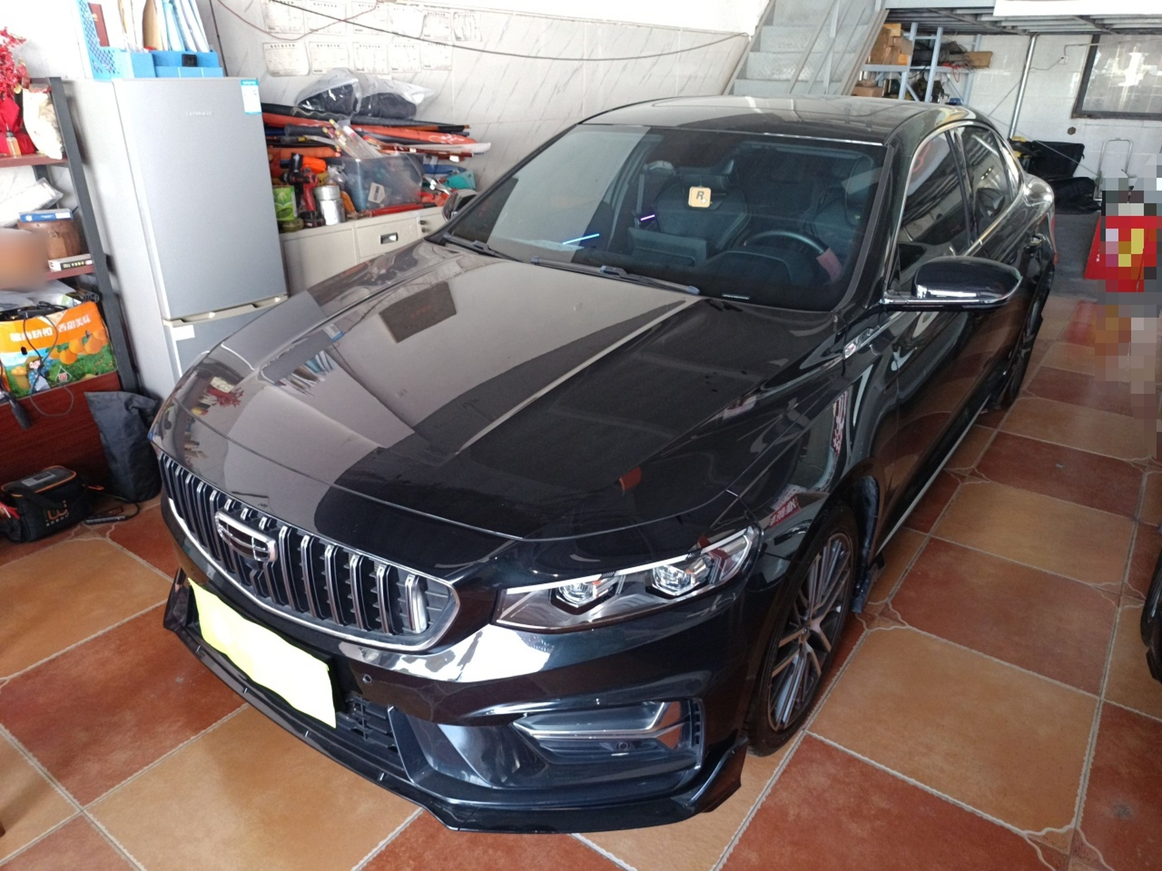 تحت مقدمة السيارة