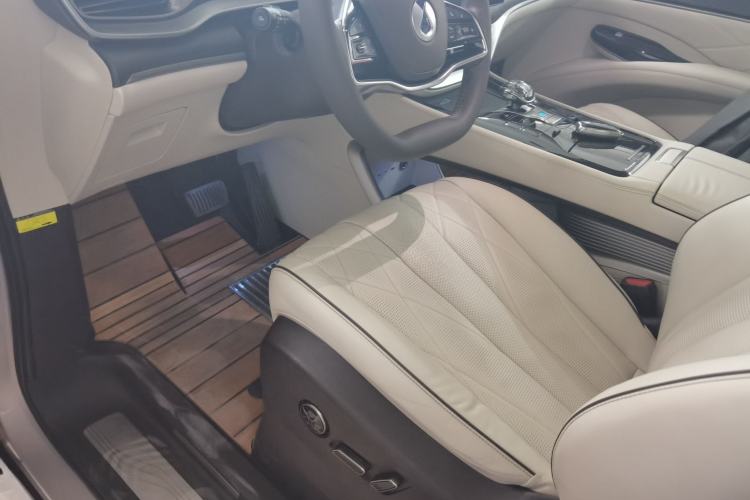 Used Denza D9 2024 DM-i 980 Four-Wheel Drive Prestige Model
