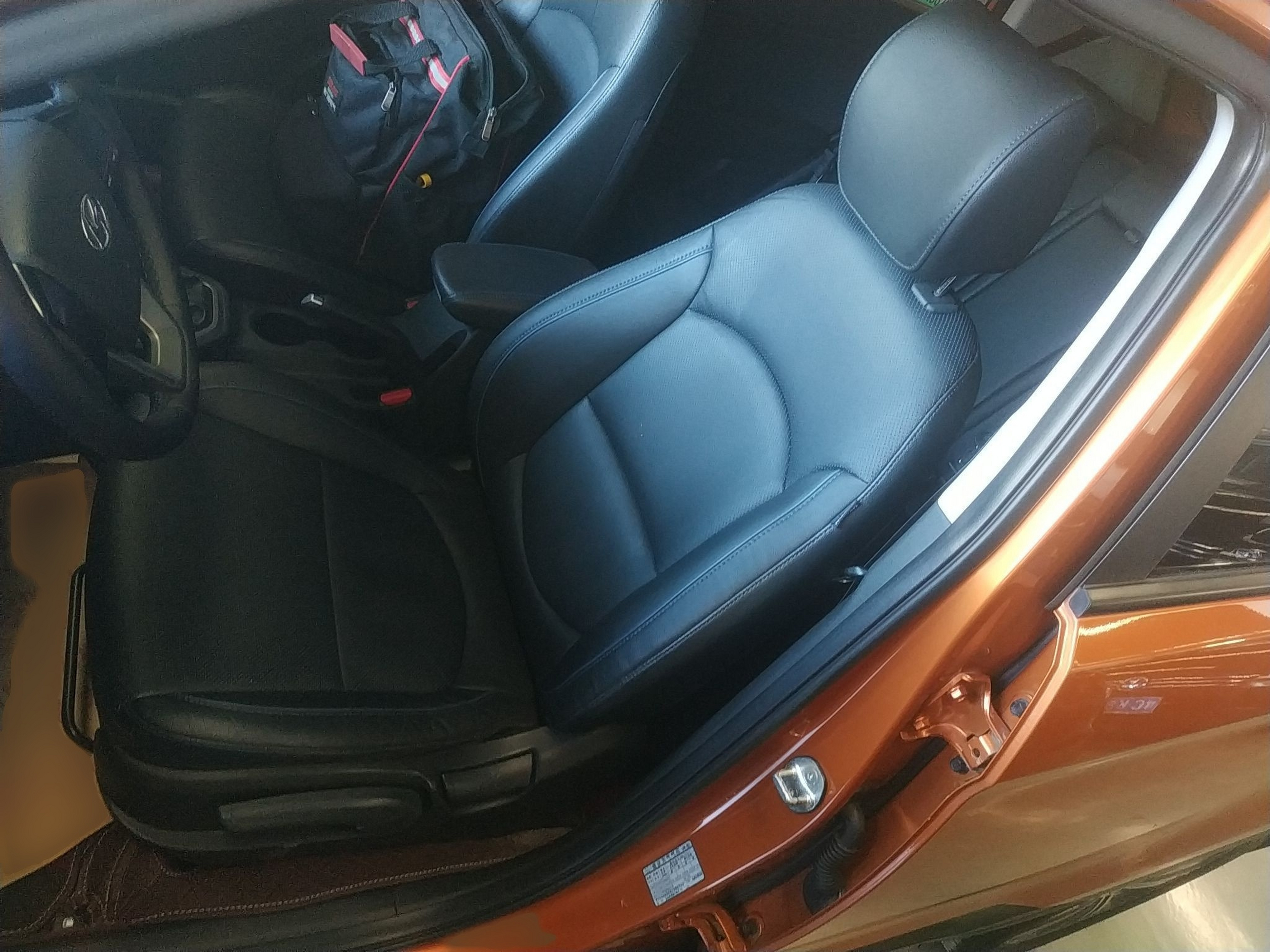 Переднее сиденье в автомобиле