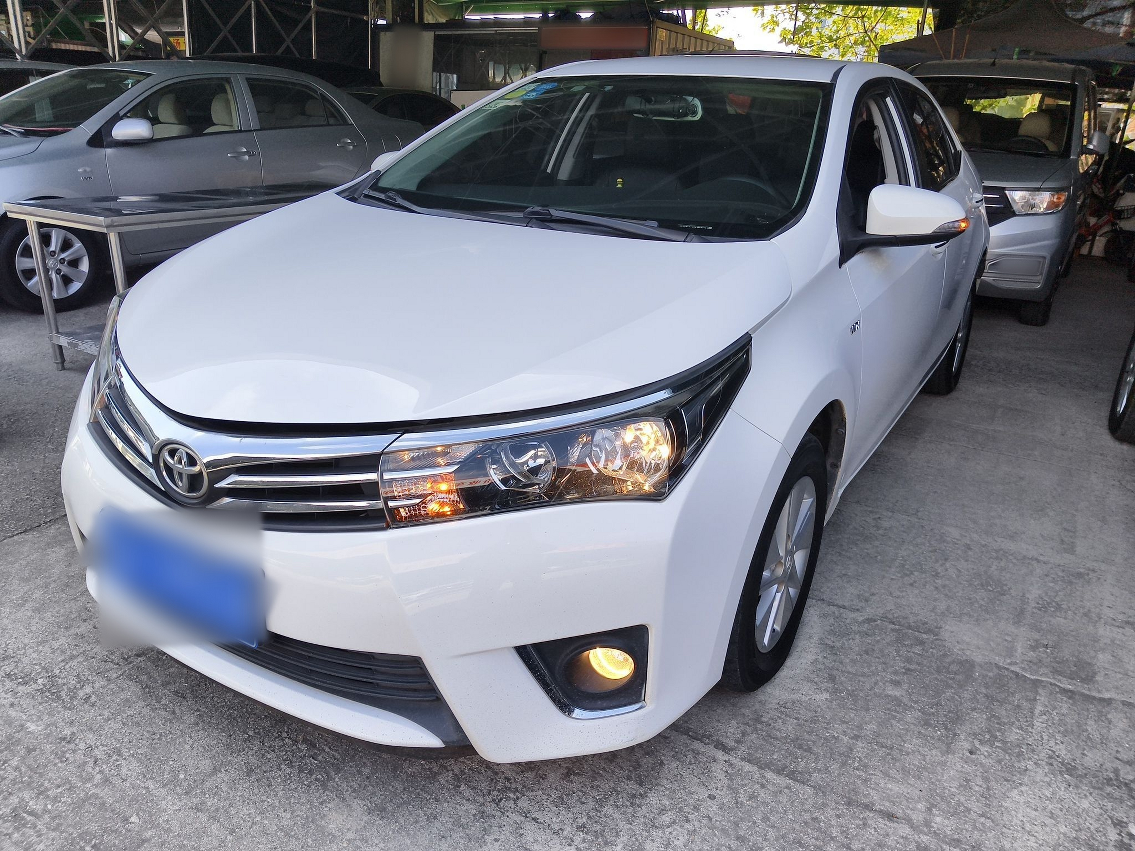 Под передней частью автомобиля