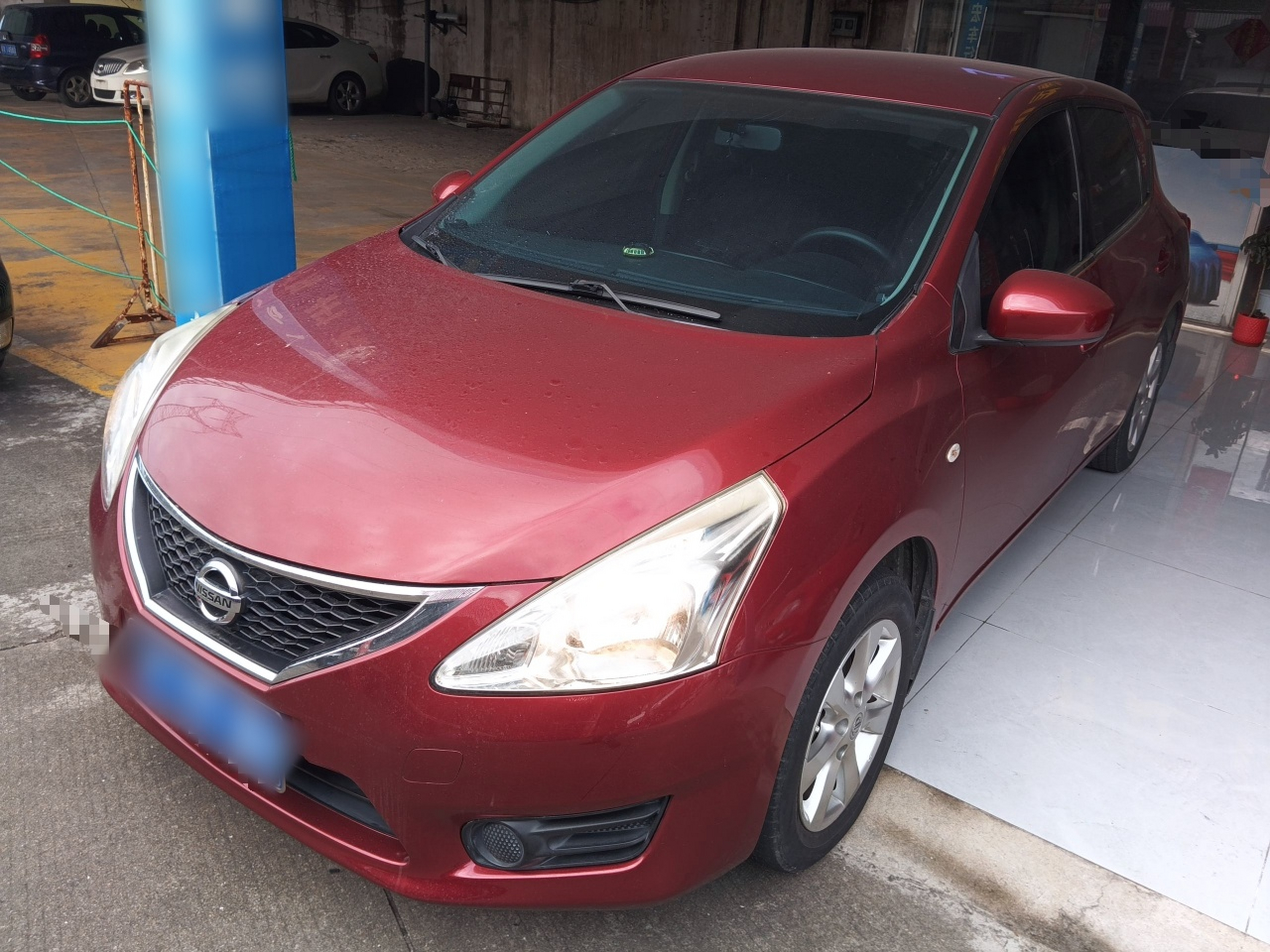 Под передней частью автомобиля