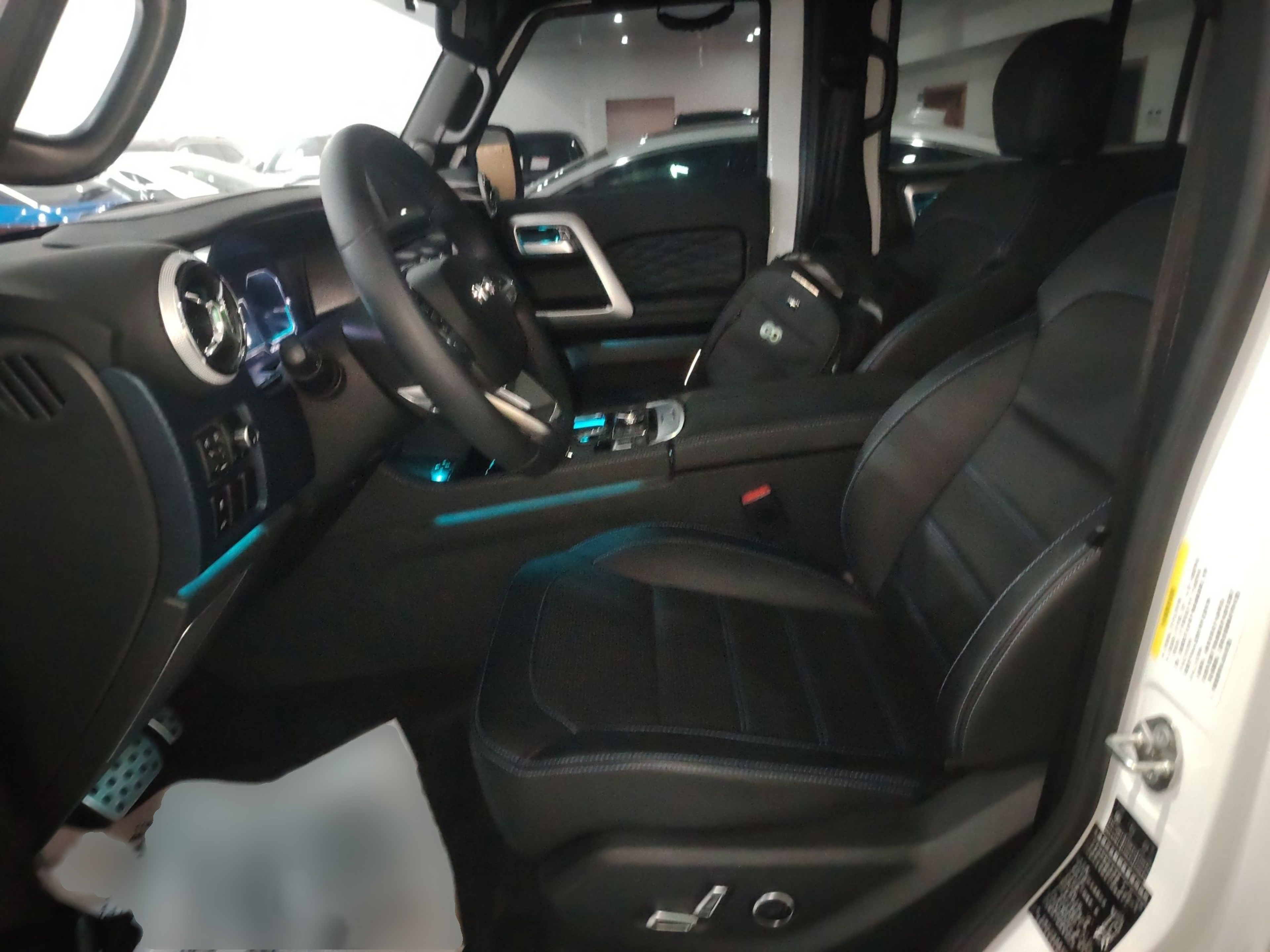 المقاعد الأمامية داخل السيارة