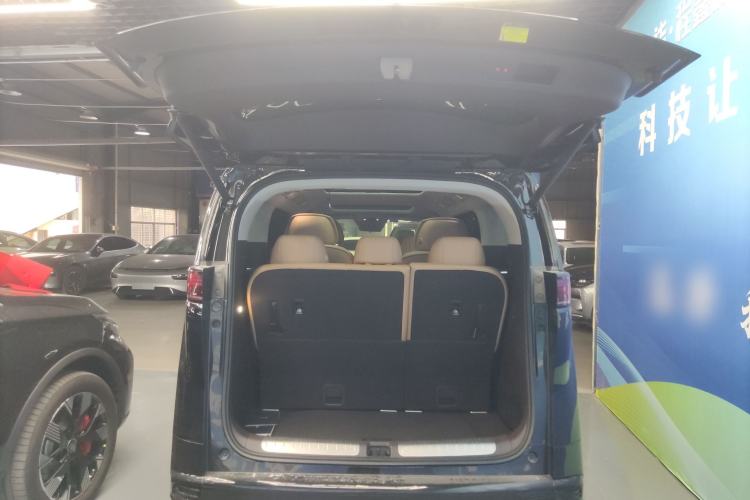 Used Denza D9 2024 DM-i 1050 Luxury Model
