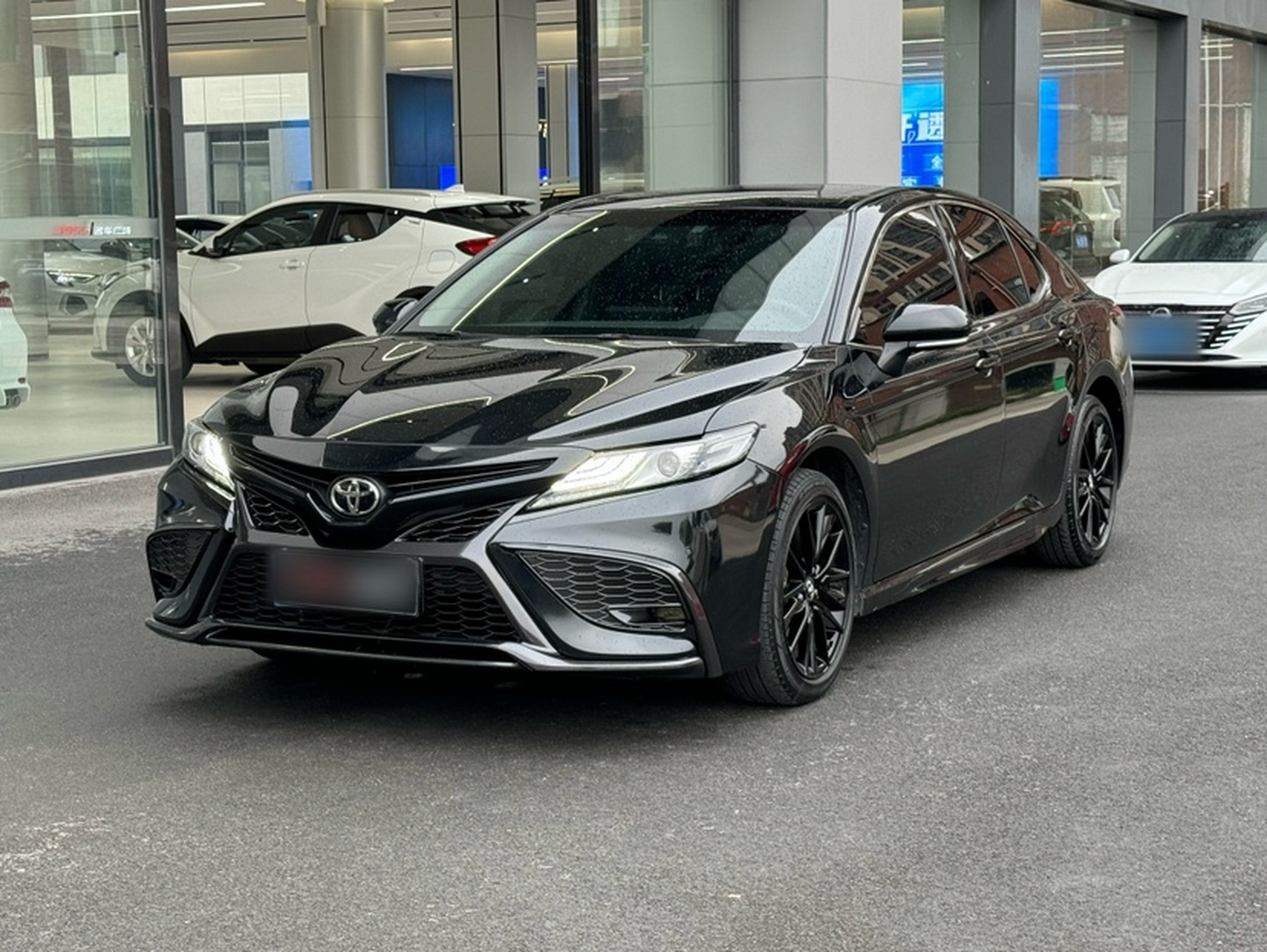 تحت مقدمة السيارة