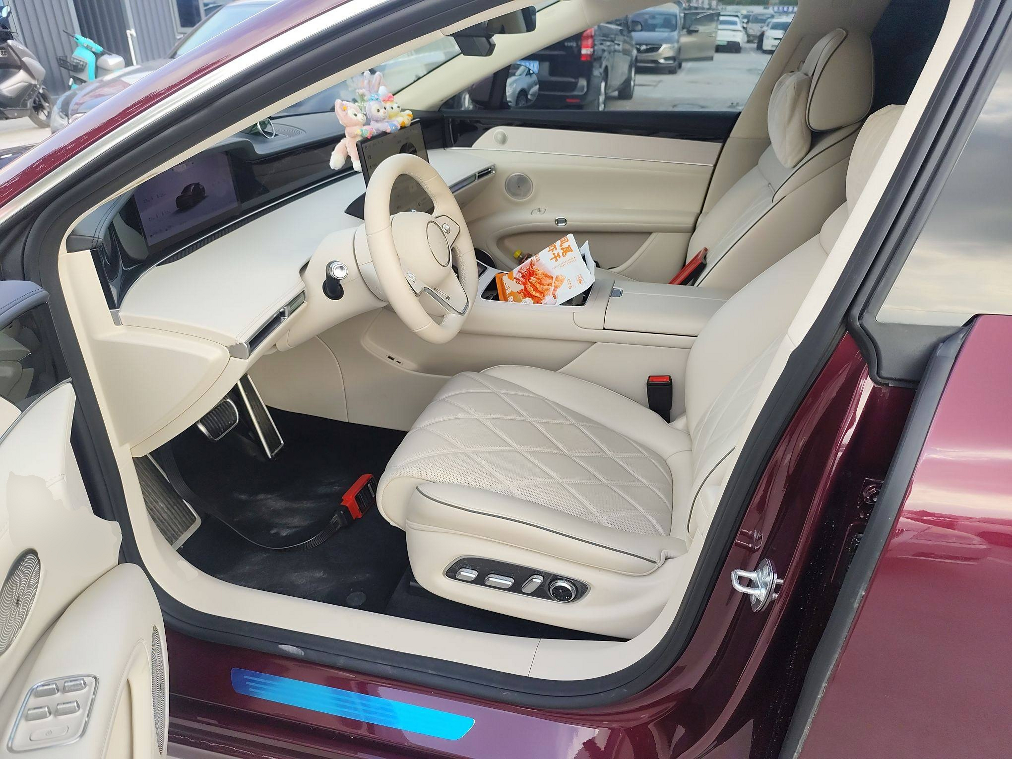 المقاعد الأمامية داخل السيارة