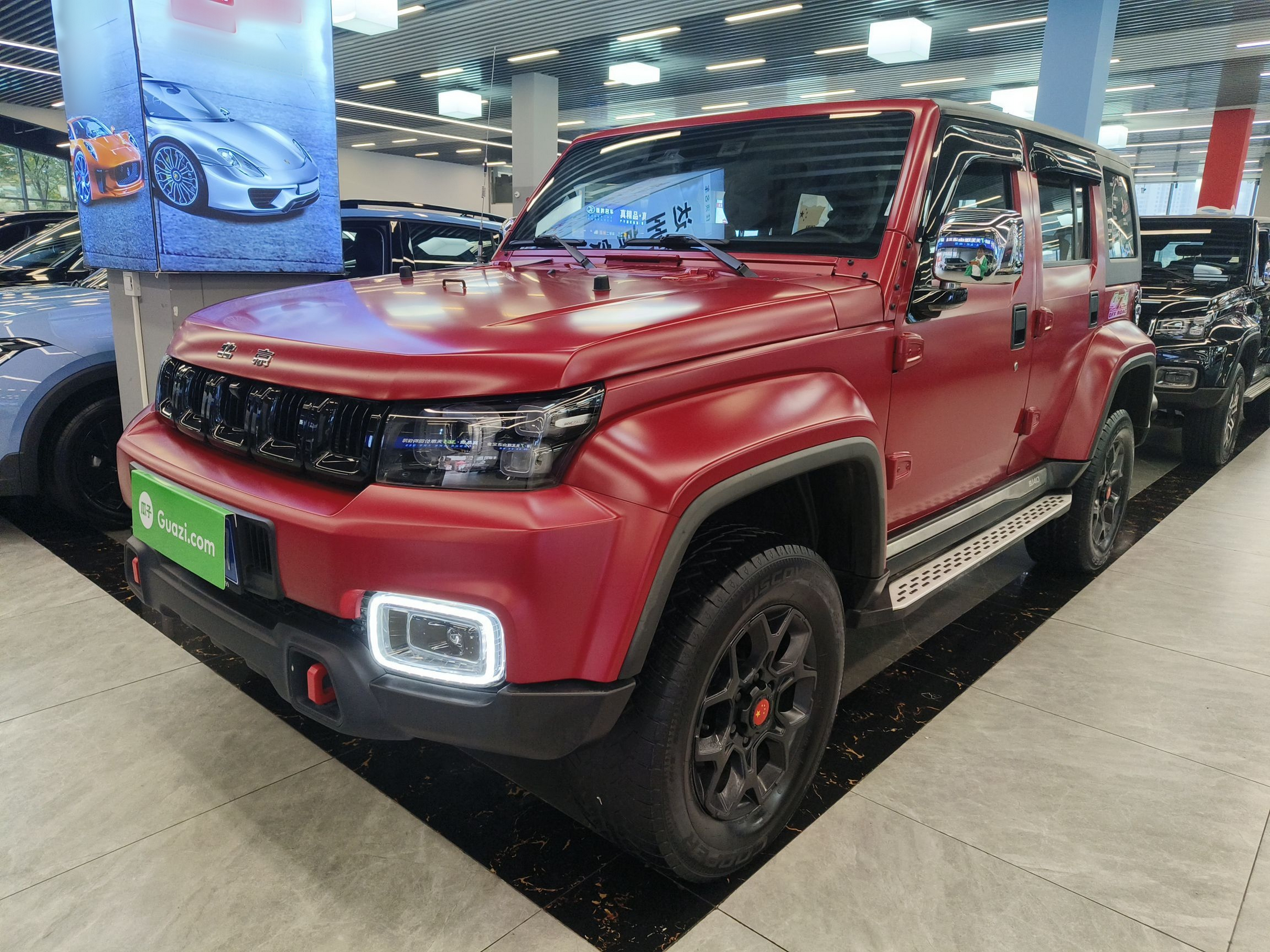 تحت مقدمة السيارة