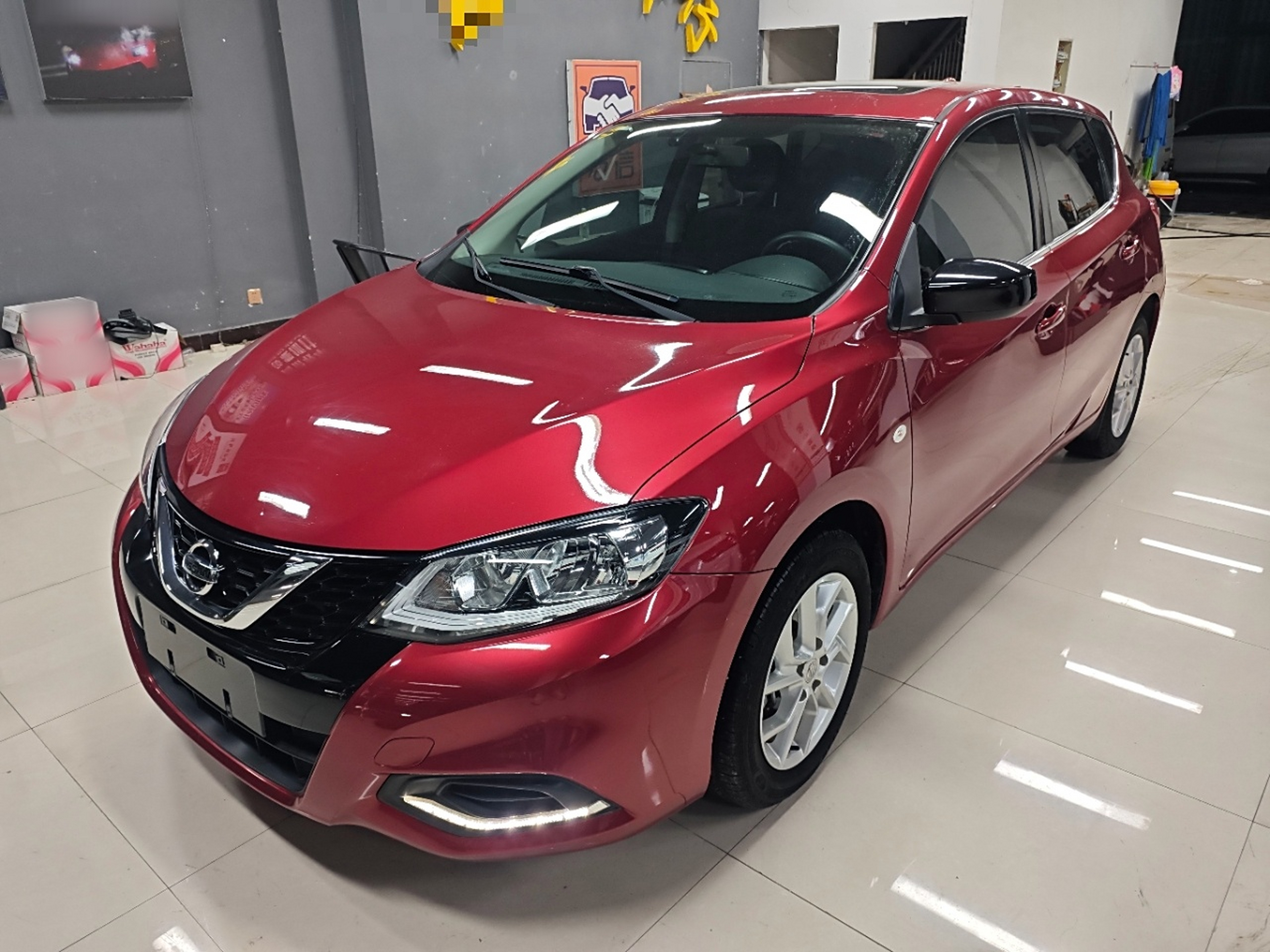 تحت مقدمة السيارة