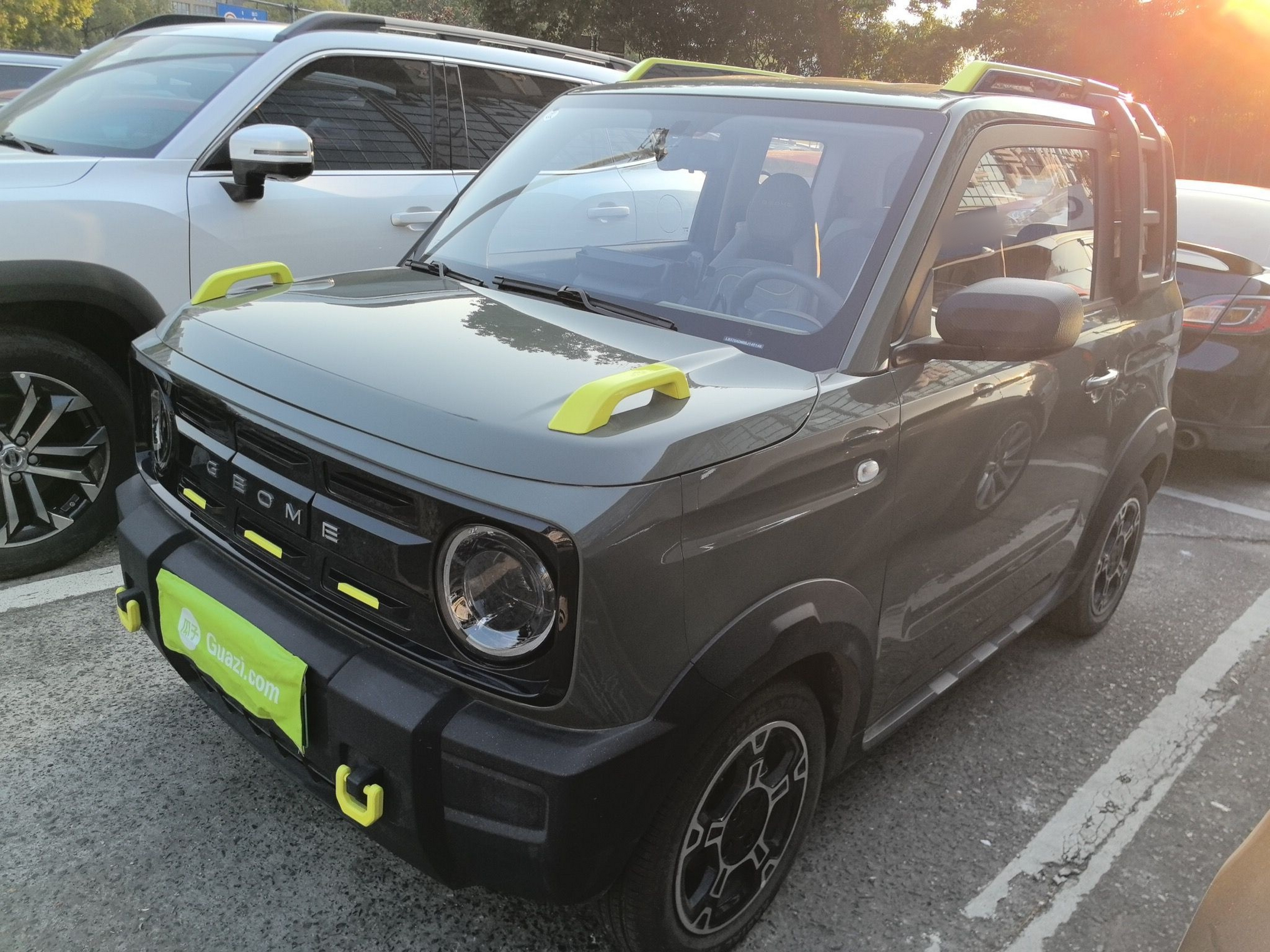 تحت مقدمة السيارة