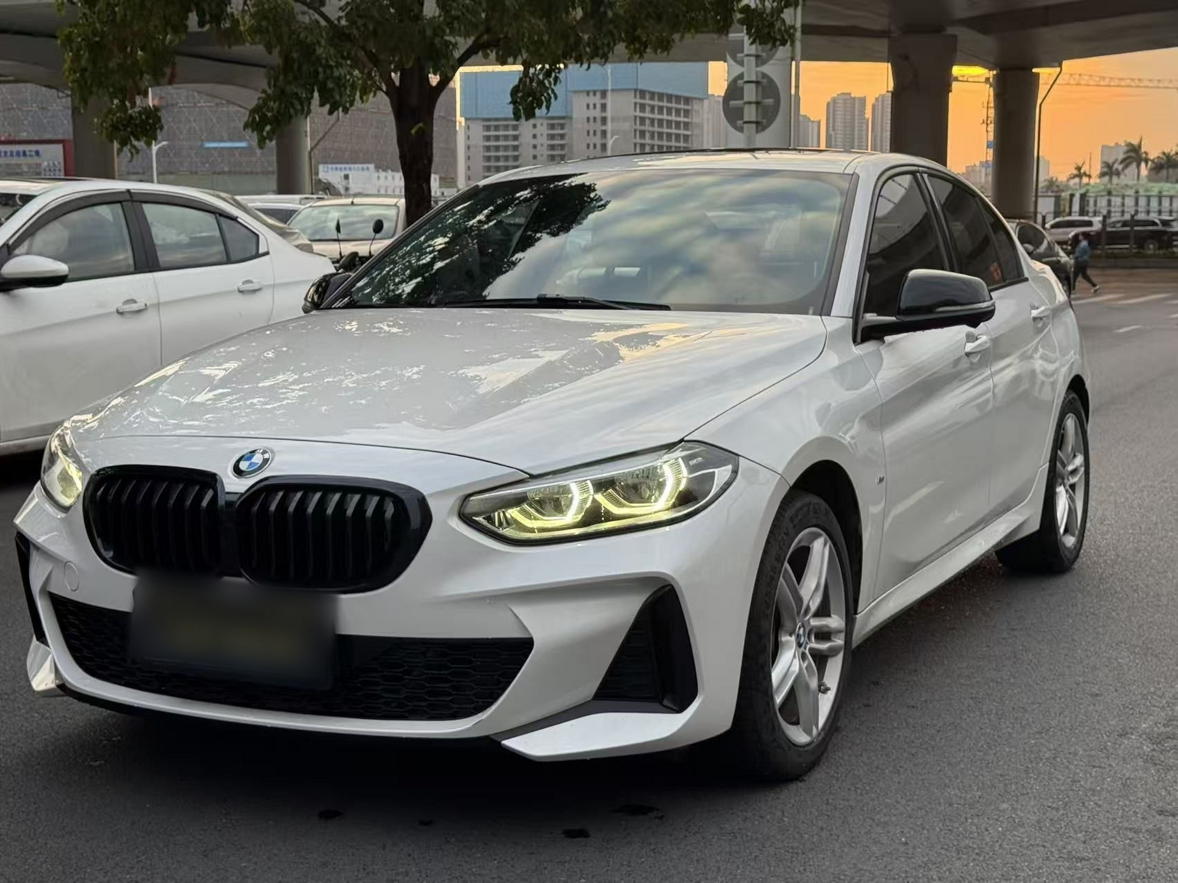 Под передней частью автомобиля