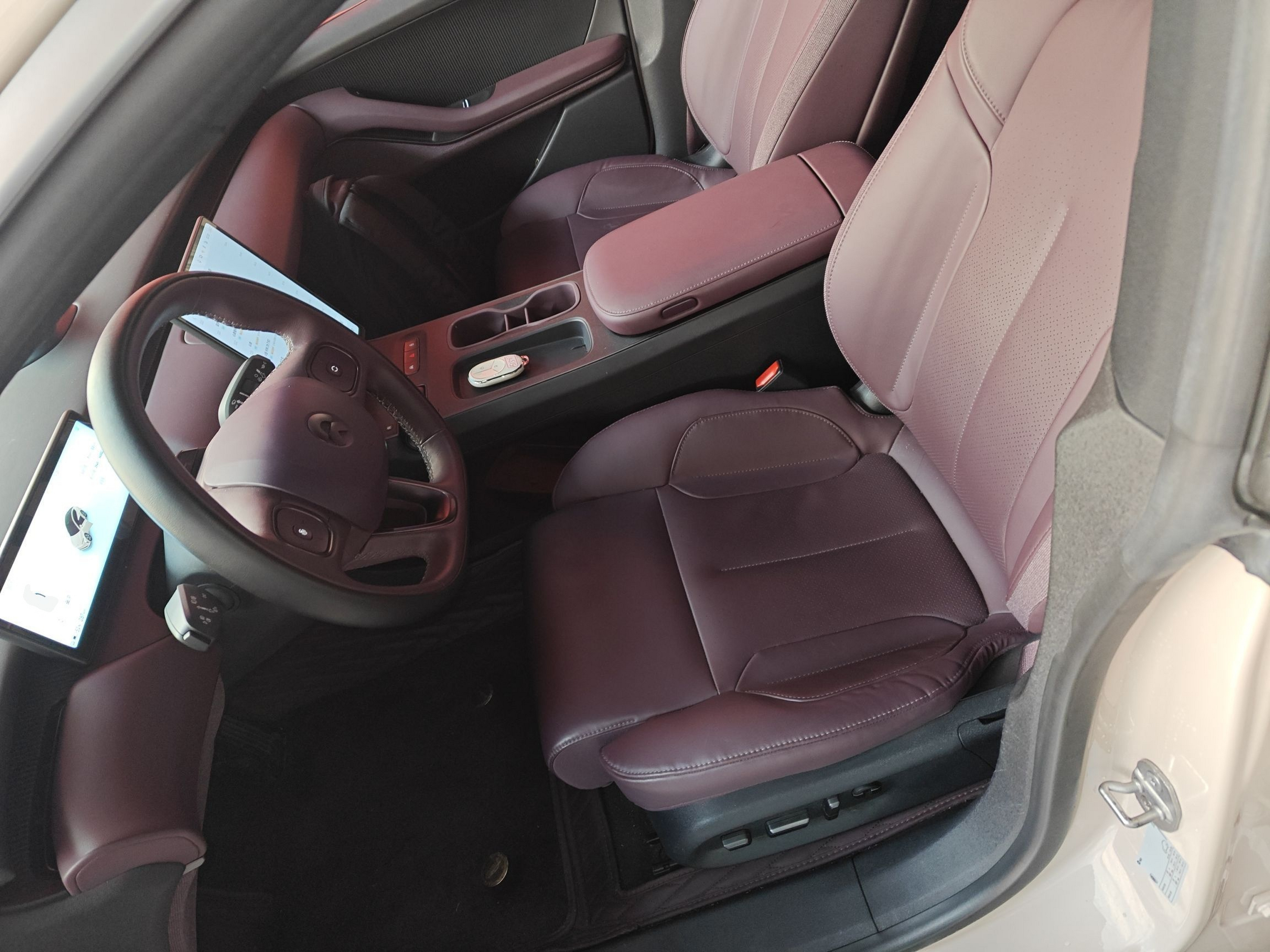 المقاعد الأمامية داخل السيارة