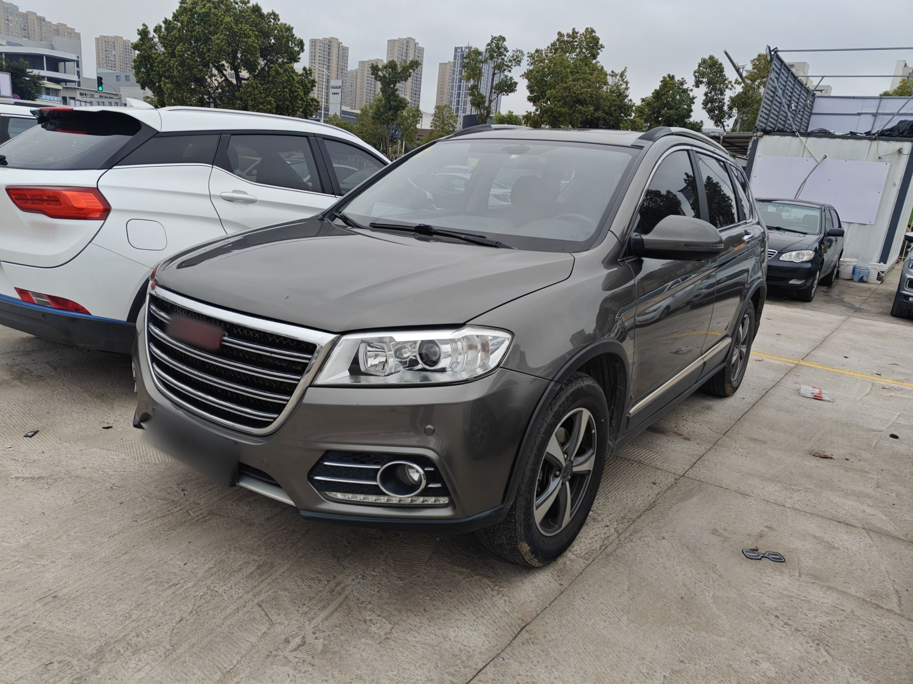 Под передней частью автомобиля