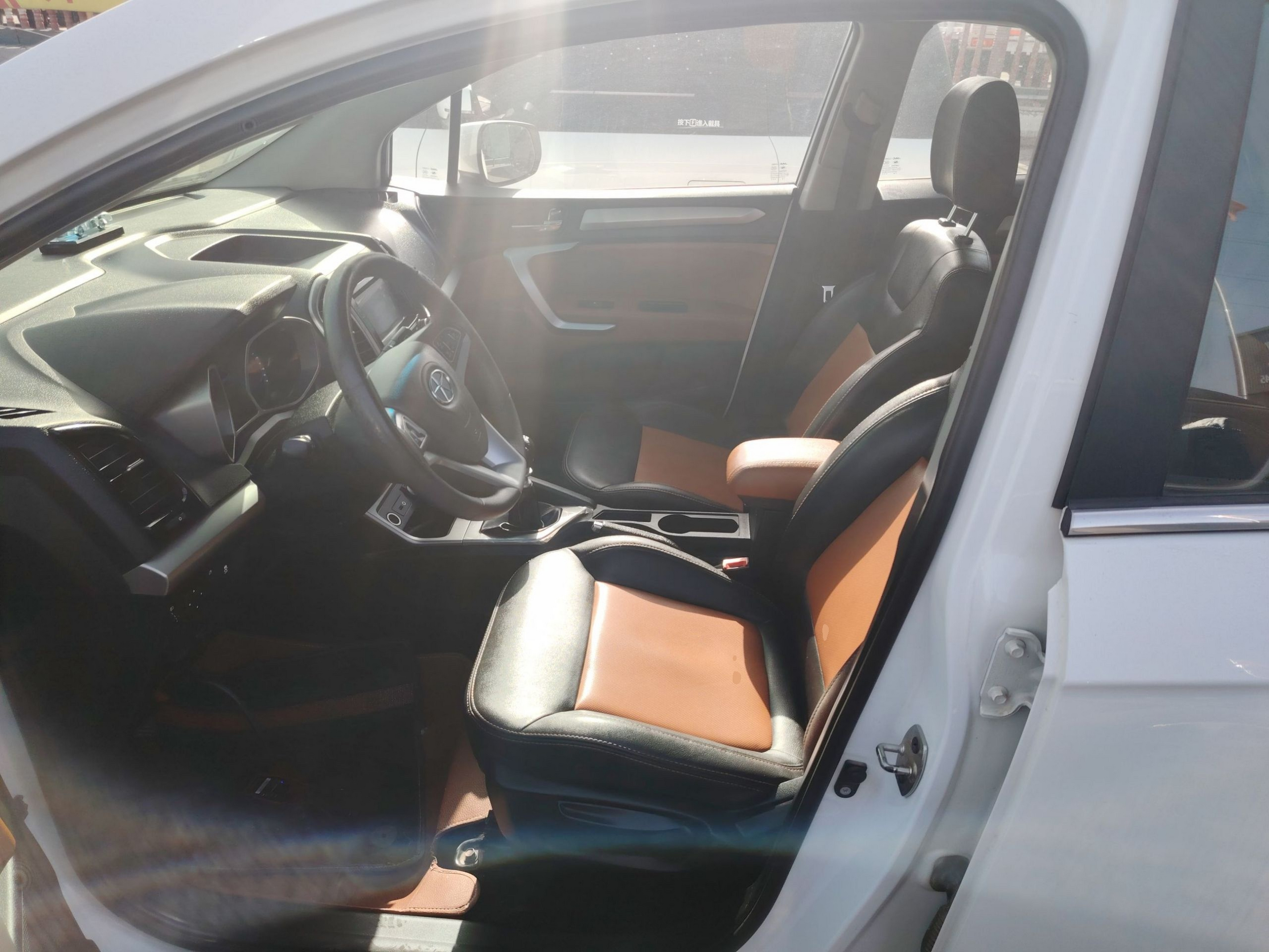 المقاعد الأمامية داخل السيارة