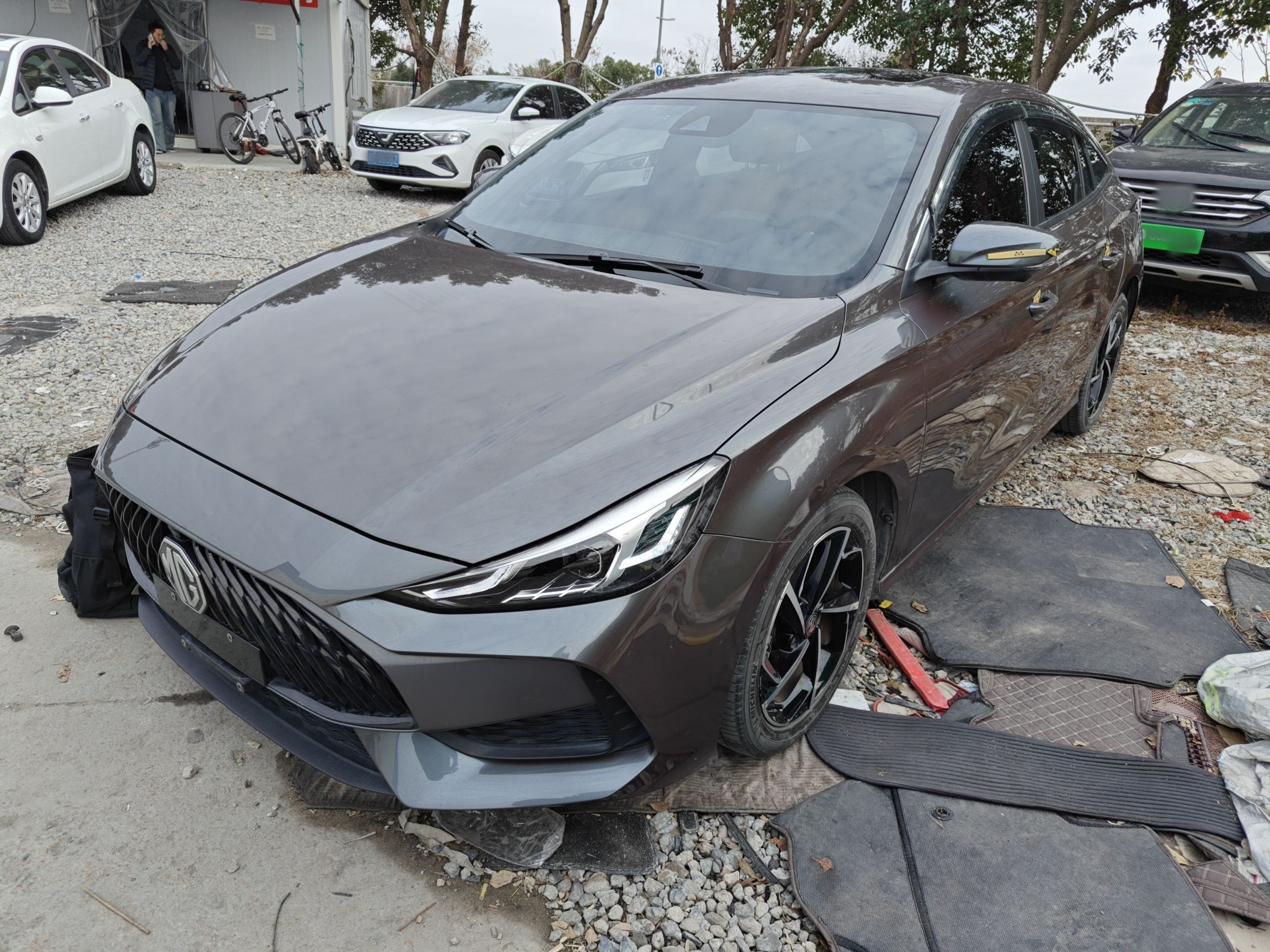 تحت مقدمة السيارة