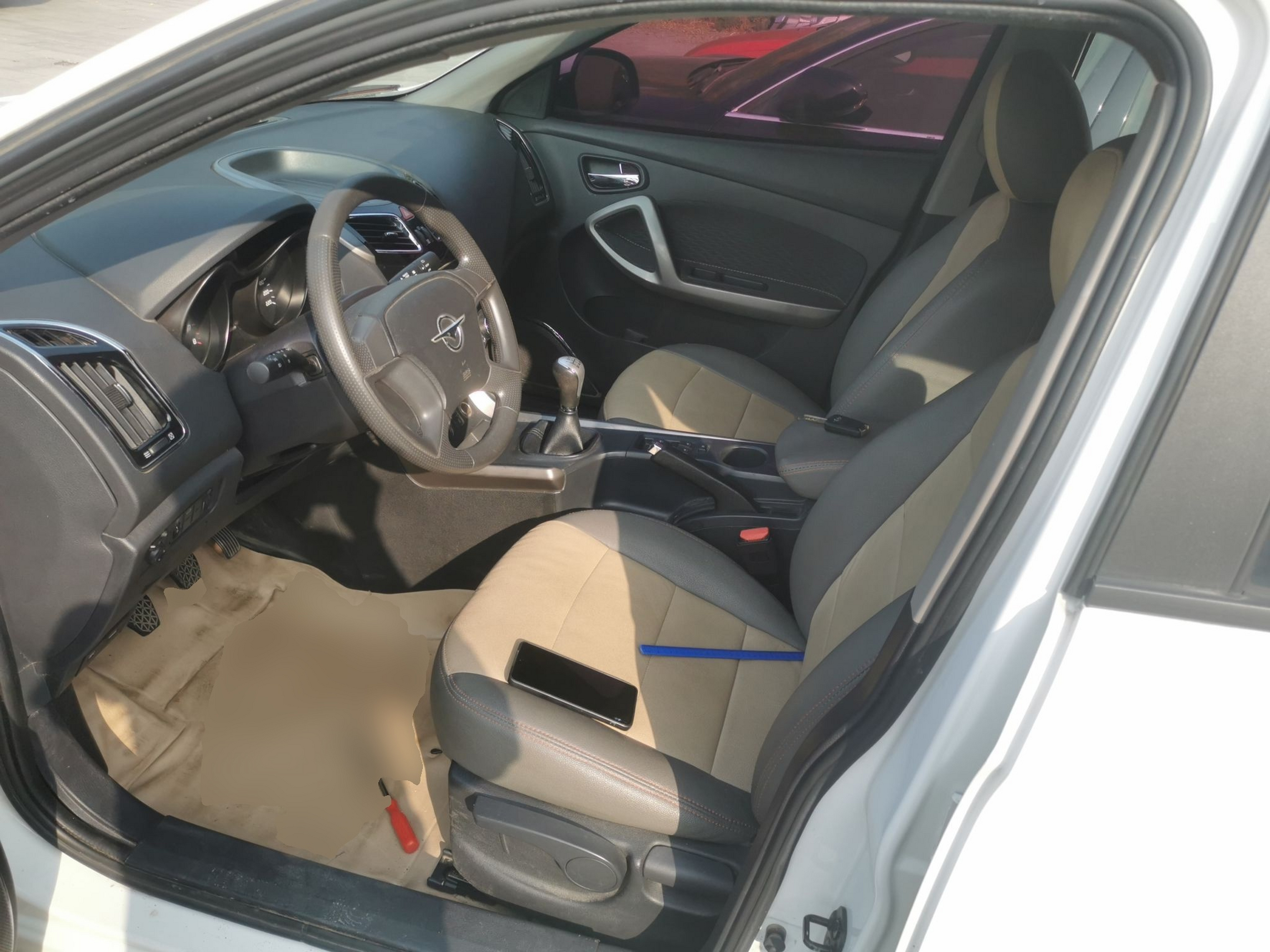 المقاعد الأمامية داخل السيارة