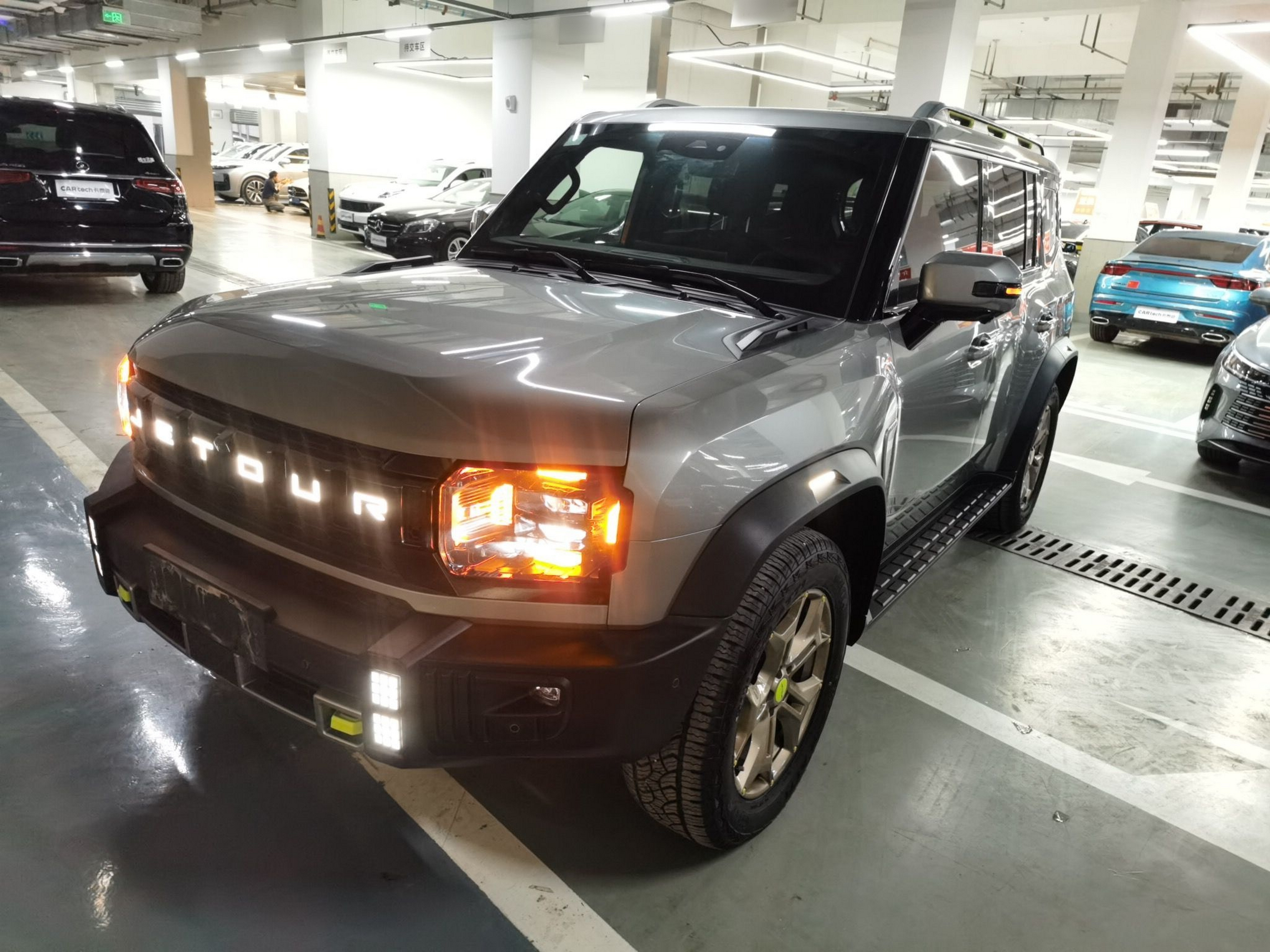 تحت مقدمة السيارة