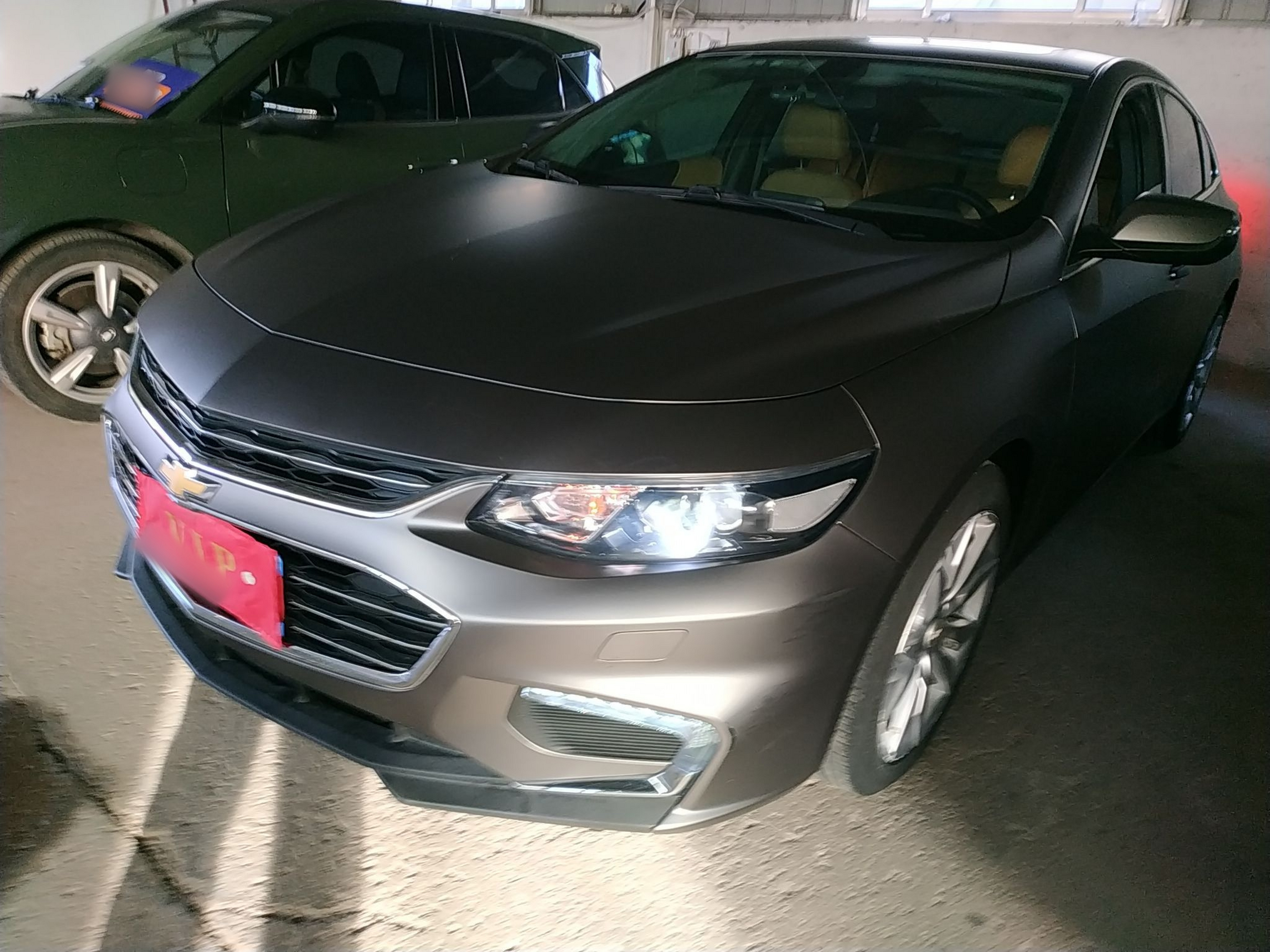 تحت مقدمة السيارة