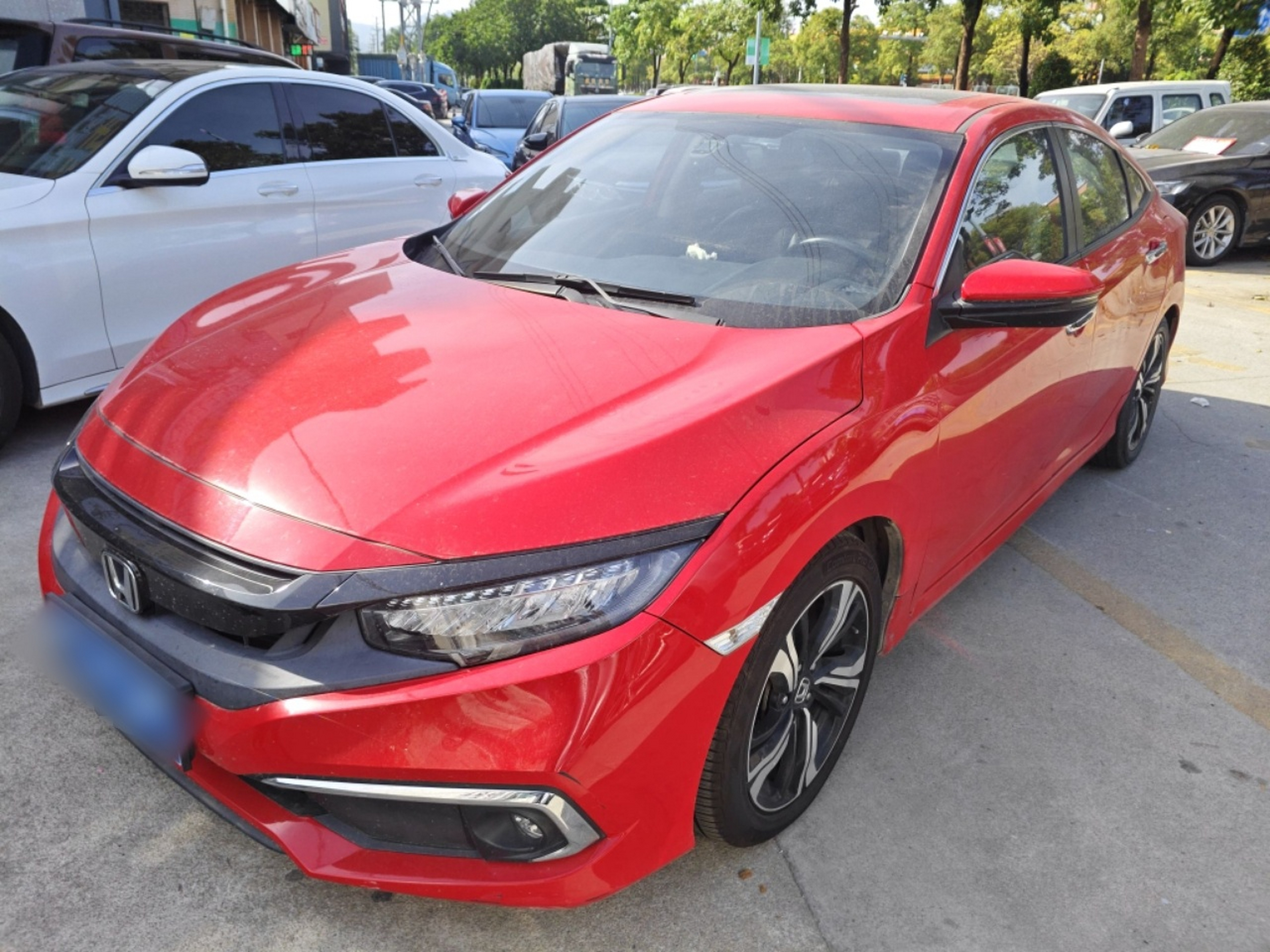 Под передней частью автомобиля