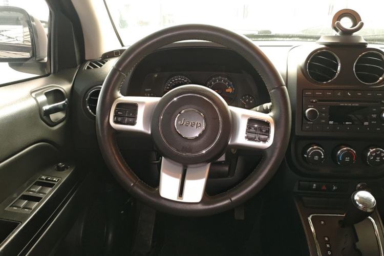 Used  Compass 2014 2.0L two-wheel drive sport version
