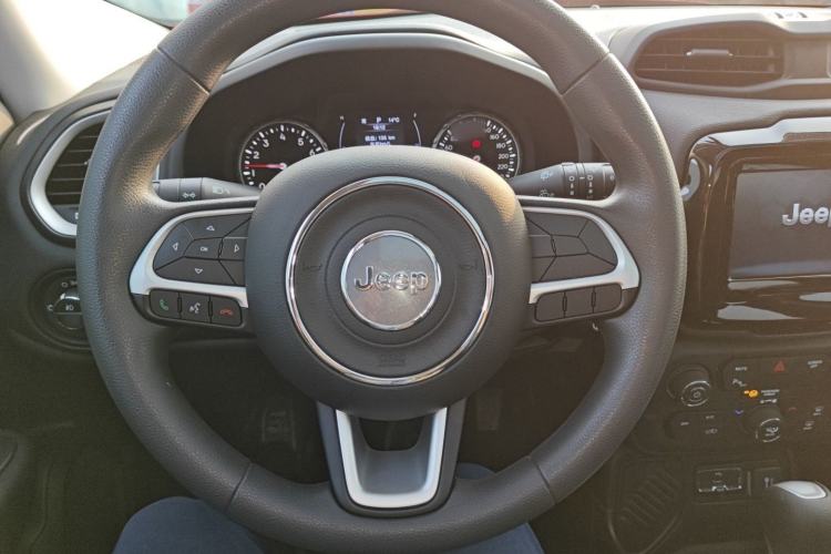 Used  Renegade 2019 220T Automatic Leading Edition
