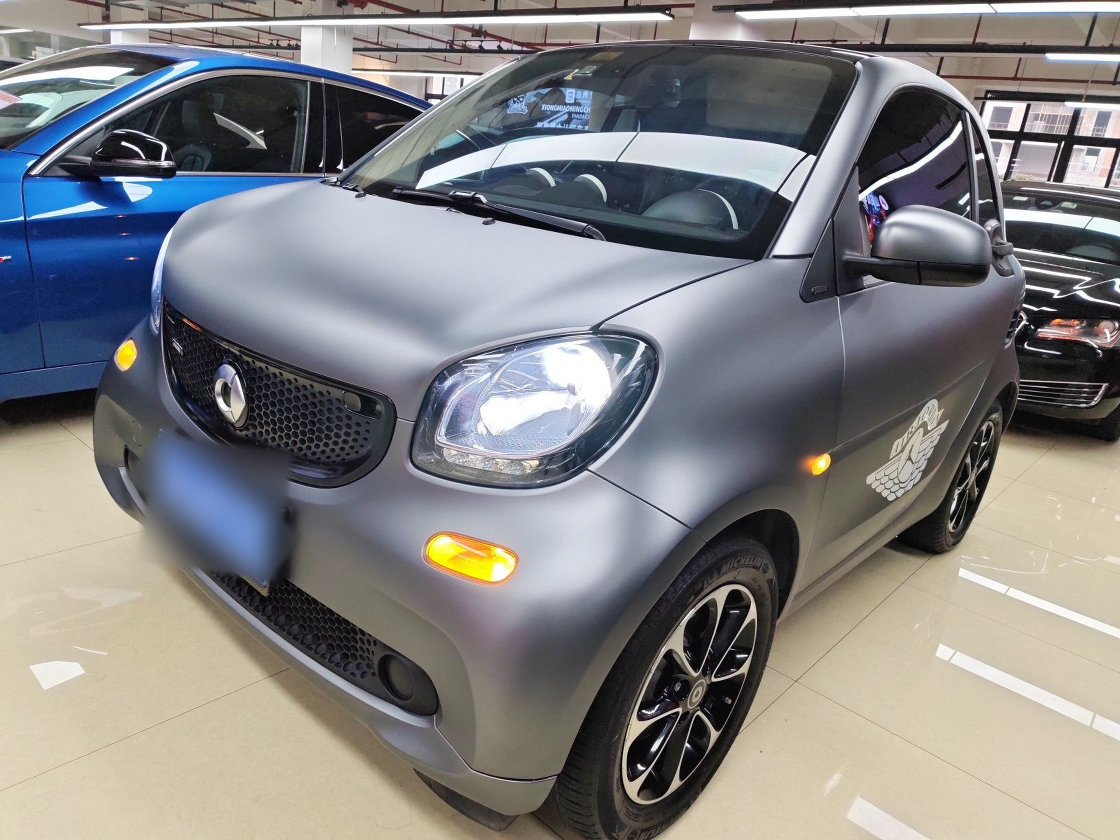 Под передней частью автомобиля