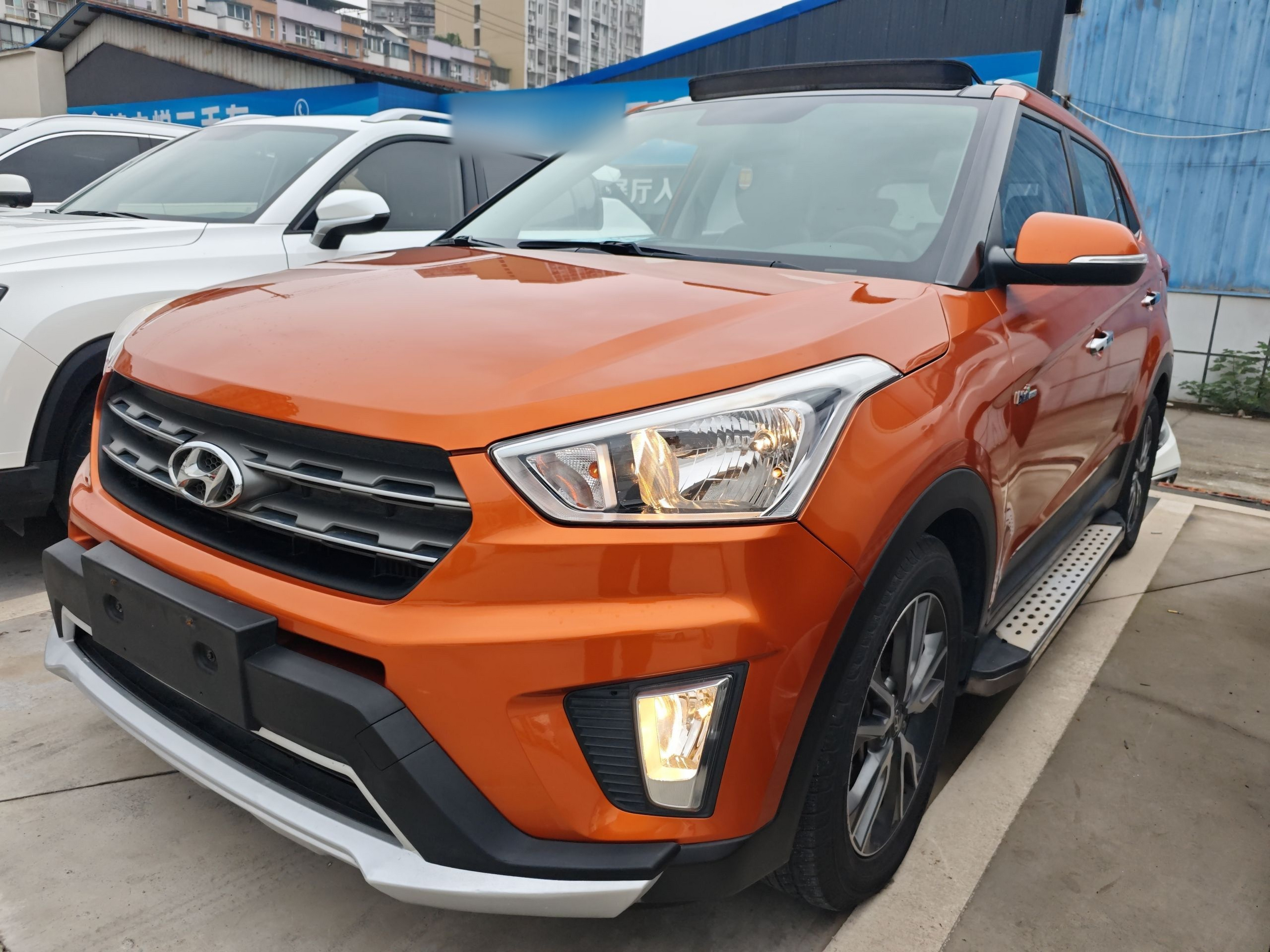 تحت مقدمة السيارة