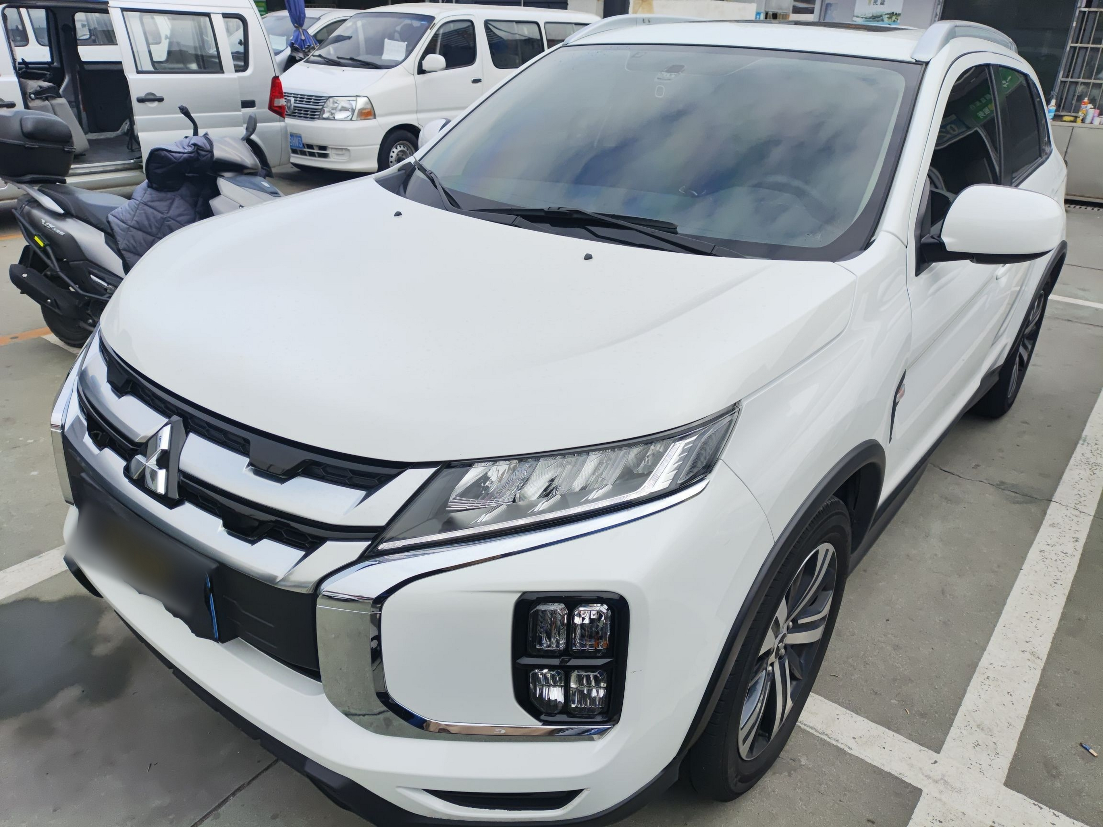 Под передней частью автомобиля