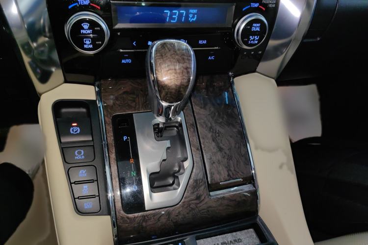 Used Toyota Vellfire 2023 Crown Dual-Engine 2.5L HV Ultimate Edition
