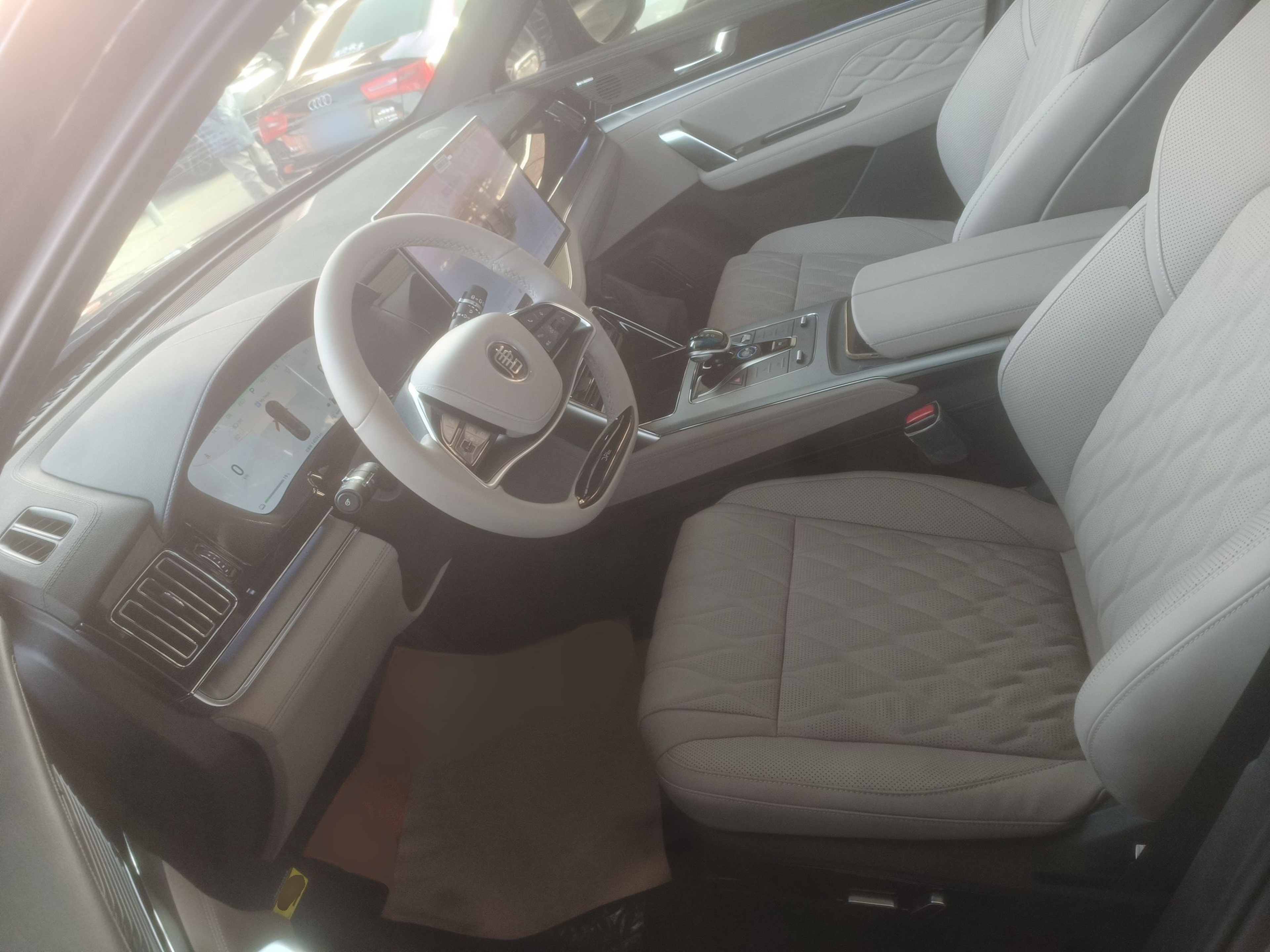 Переднее сиденье в автомобиле